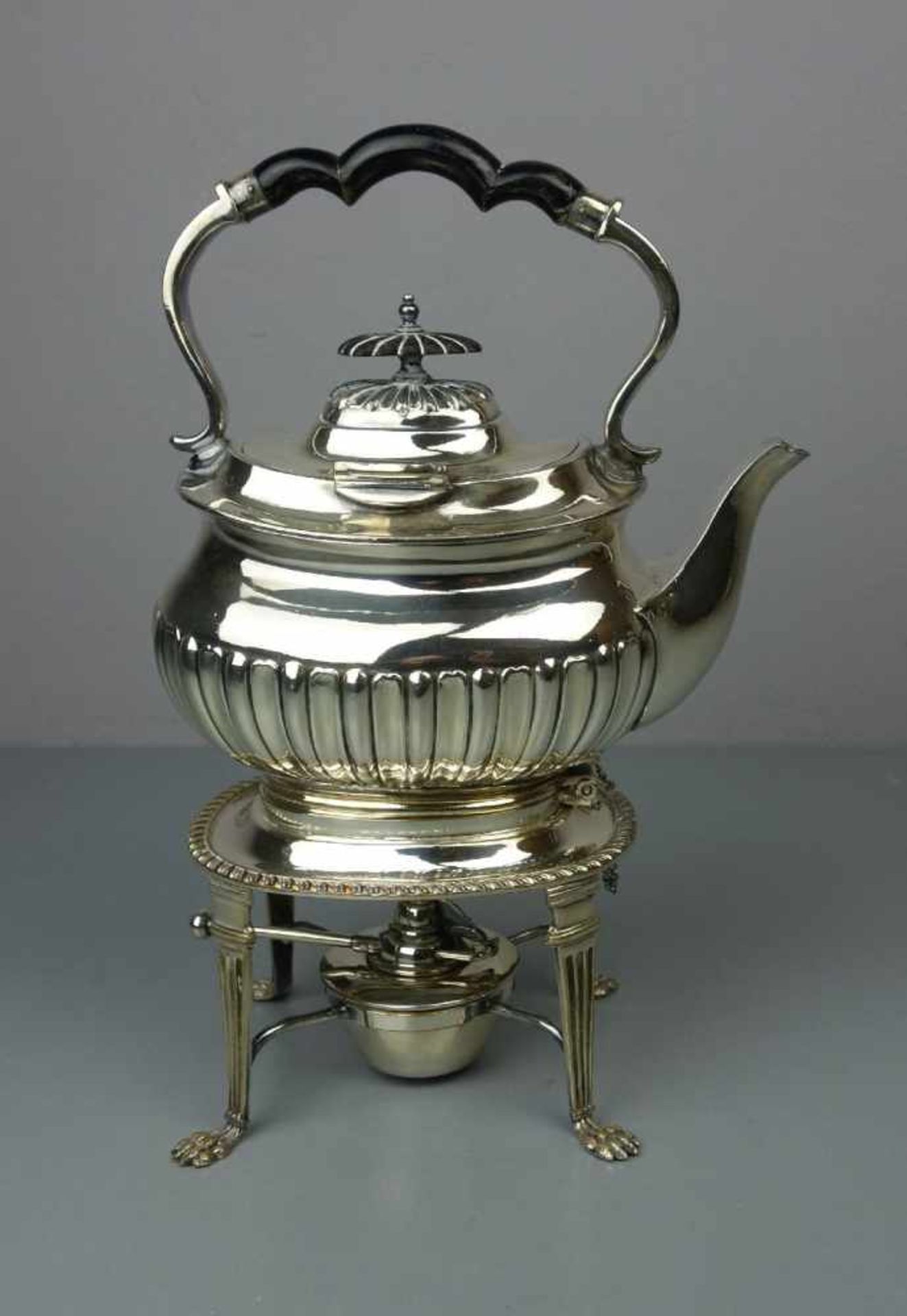 TEEKESSEL / TEEKANNE AUF RECHAUD IM QUEEN-ANNE-STIL / kettle on a stand, 20. Jh., versilbertes - Image 5 of 9