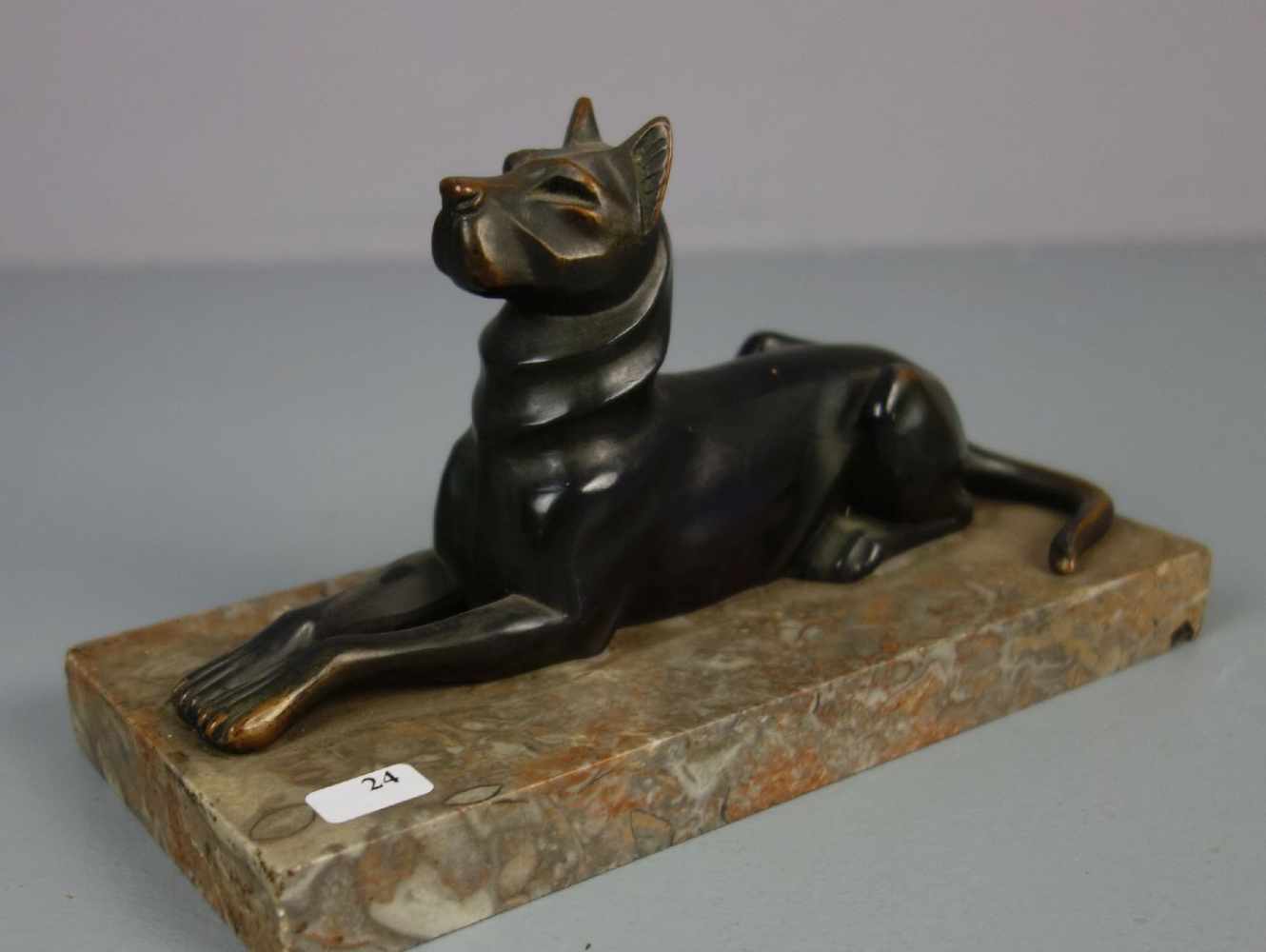 ART DÉCO - SKULPTUR: "Liegender Hund", bronzierter Zinkguss auf Marmorpostament, um 1920. In - Bild 5 aus 5