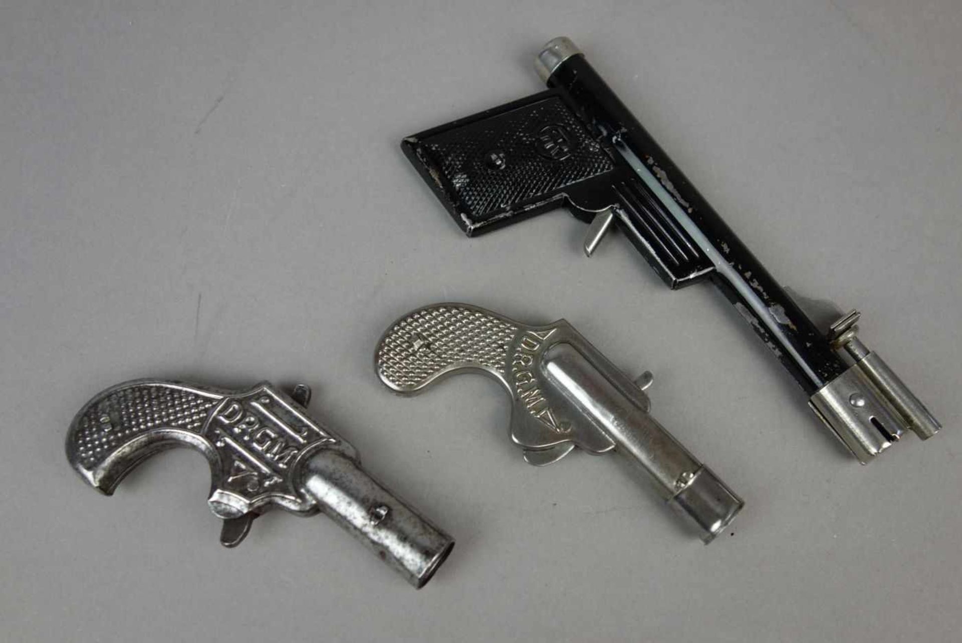 KONVOLUT SPIELZEUG-PISTOLEN - 3 STÜCK / toy guns, Metall, 20. Jh.; 1) Pistole, partiell schwarz - Image 2 of 3