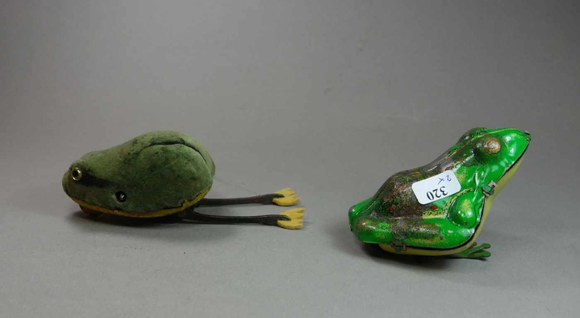 2 BLECHSPIELZEUGE / BLECHSPIELZEUG-FIGUREN: FRÖSCHE / two tin toy frogs, Mitte 20. Jh.; 1) Frosch, - Bild 3 aus 6