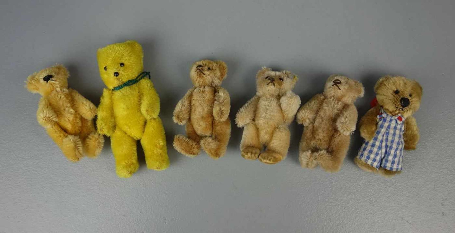 PLÜSCHTIERE / TEDDYBÄREN: Konvolut Miniatur Teddys / Bären - 6 Stück / six teddy bears, 20. Jh.,