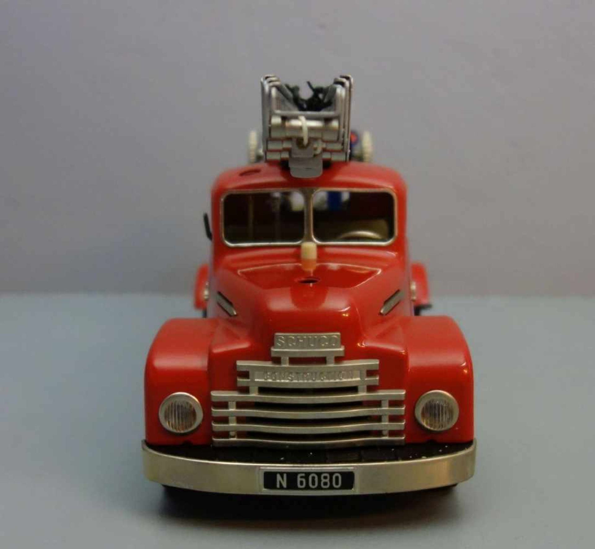 SCHUCO BLECHSPIELZEUG / FAHRZEUG: NEUAUFLAGE - Elektro-Construction-Feuerwehrauto 6080 / tin toy - Bild 4 aus 8