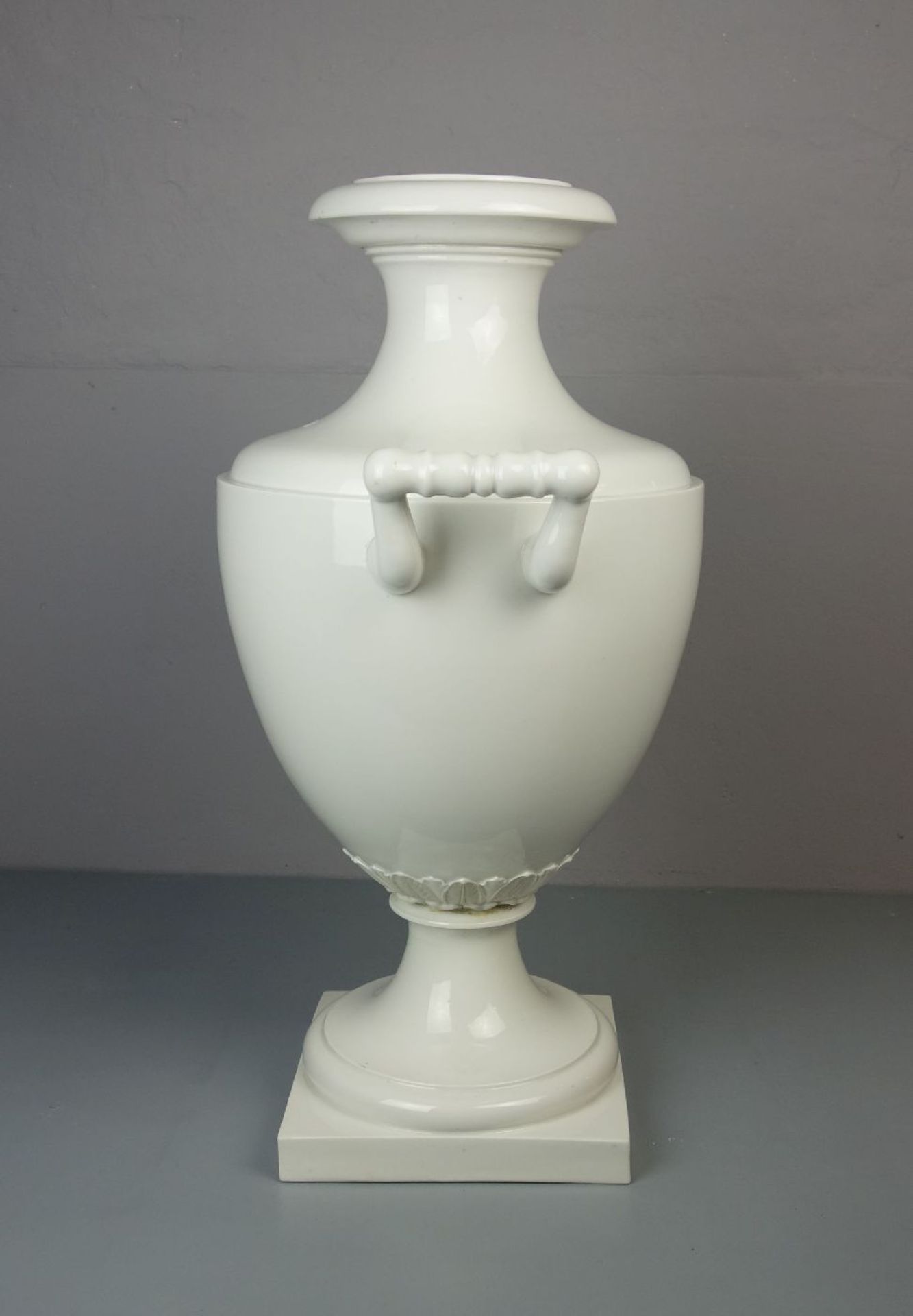 MONUMENTALE KPM - VASE, sogenannte MÜNCHNER SORTE, Weissporzellan, KPM - Königliche - Image 10 of 13