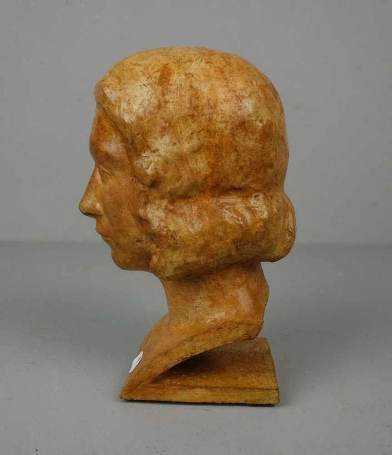 BILDHAUER DES 20./ 21. JH., Skulptur / sculpture: Porträtbüste einer jungen Frau, Terrakotta, - Image 2 of 5