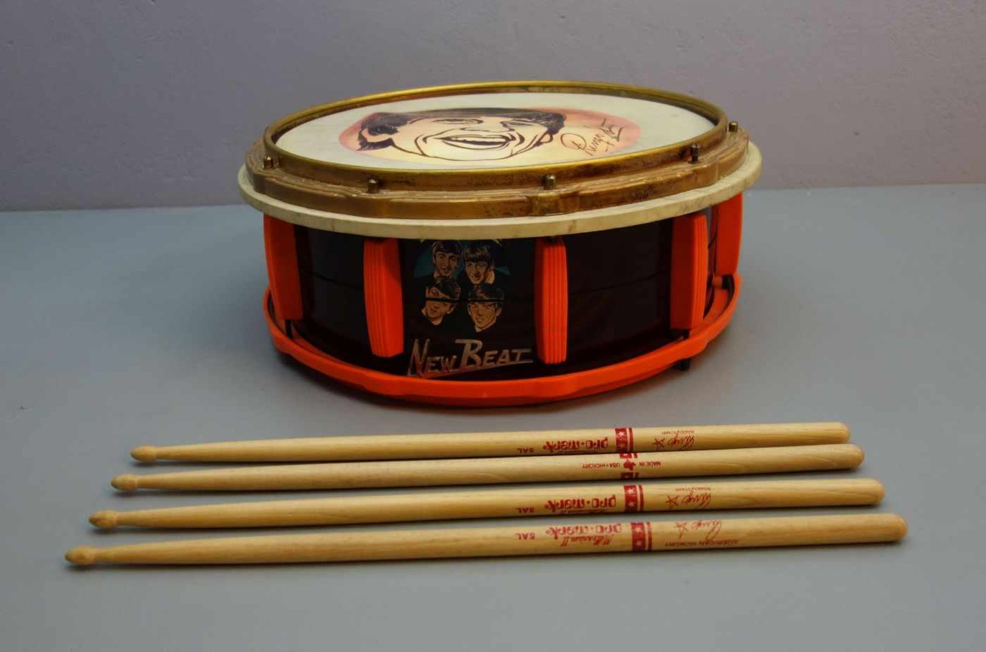 THE BEATLES MERCHANDISE / MEMORABILIA: NEW BEAT DRUM UND 4 DRUMSTICKS, 1960er Jahre. 4 Drumsticks, - Bild 3 aus 4