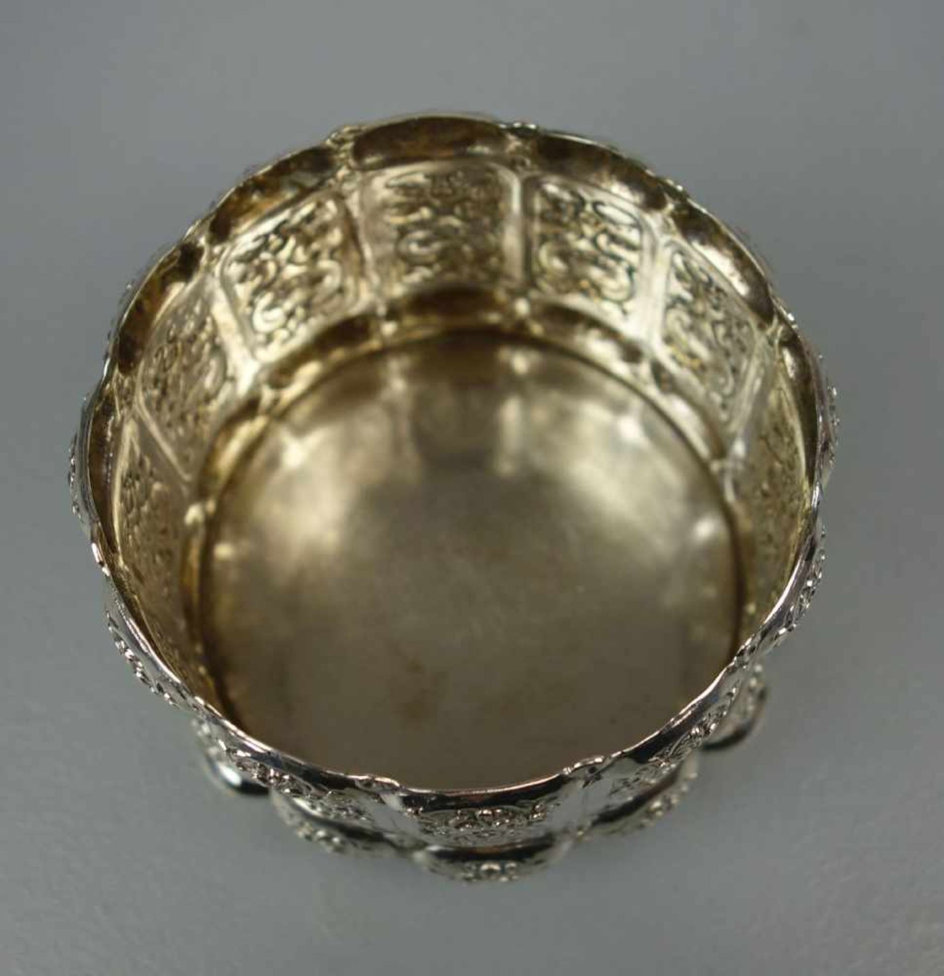 SILBERNER FLASCHENSTAND, 800er Silber (285 g), gepunzt mit Feingehaltsangabe, Halbmond und Krone und - Image 3 of 4