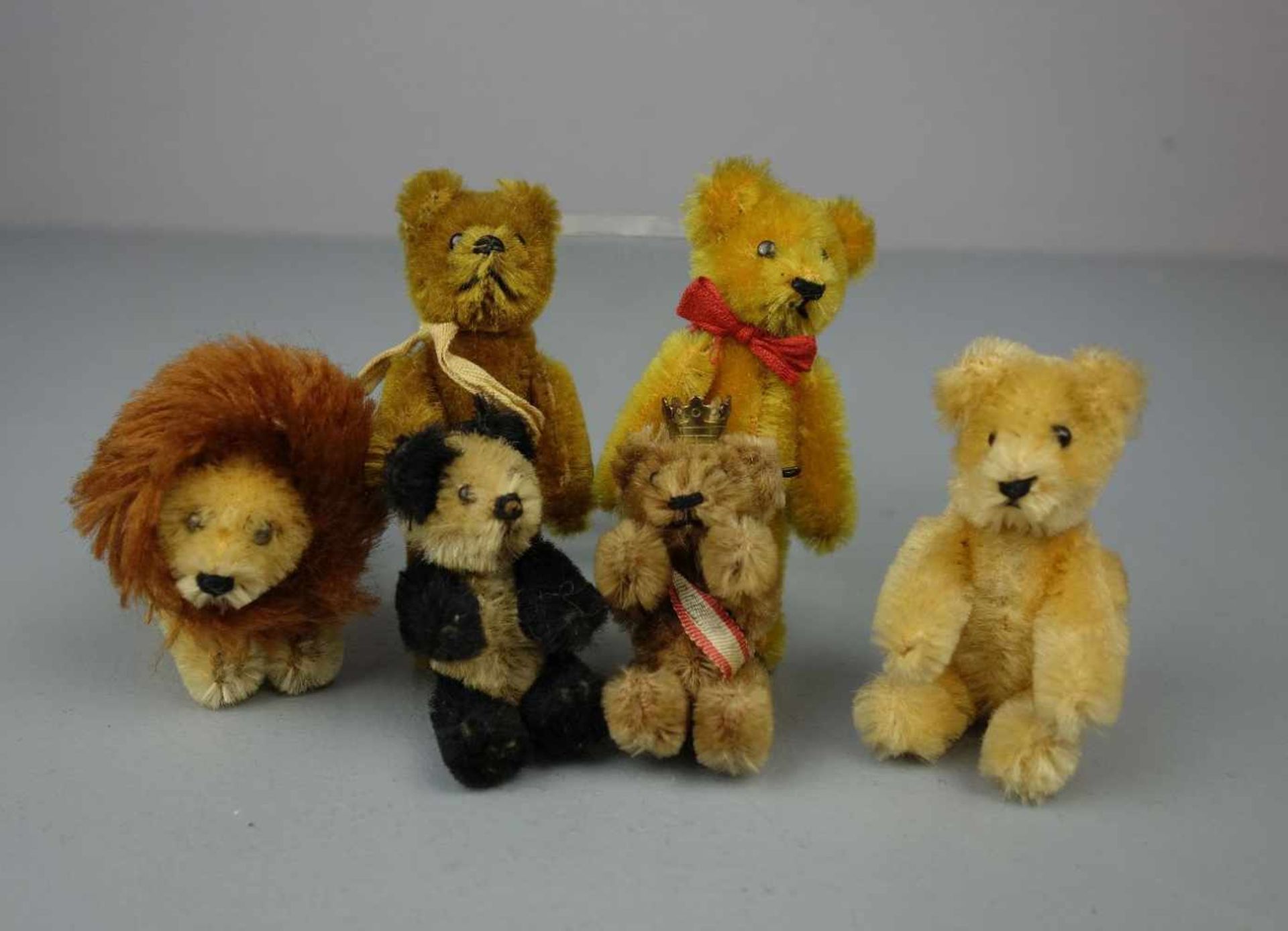 KONVOLUT MINIATUR PLÜSCHFIGUREN: 5 TEDDYBÄREN UND 1 LÖWE / lion and teddy bears, Mitte 20. Jh.;