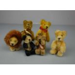 KONVOLUT MINIATUR PLÜSCHFIGUREN: 5 TEDDYBÄREN UND 1 LÖWE / lion and teddy bears, Mitte 20. Jh.;