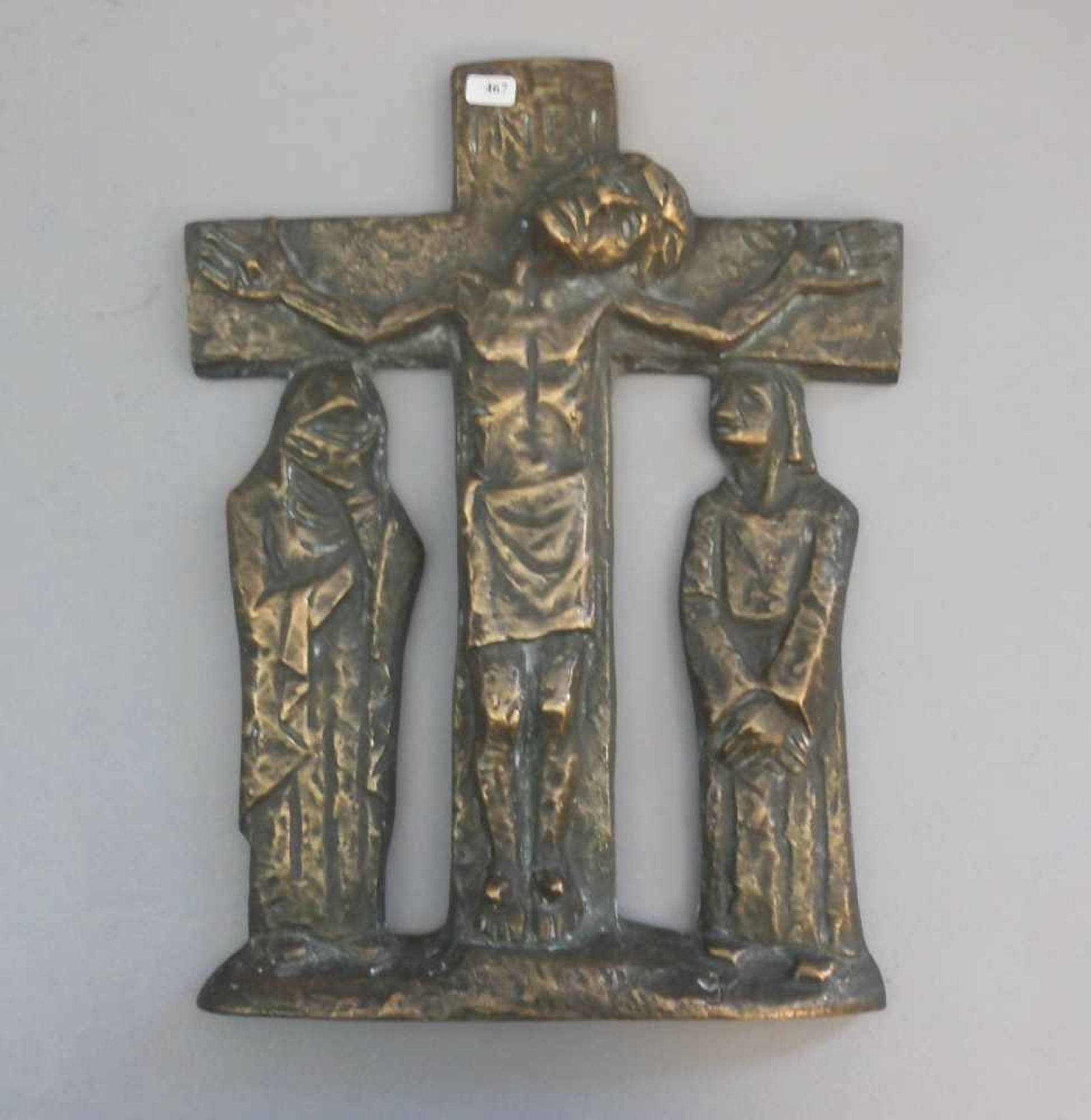 BRONZERELIEF / WANDRELIEF "KREUZIGUNG", 20. Jh., Bronze. Relief mit dem Gekreuzigtem, Maria und