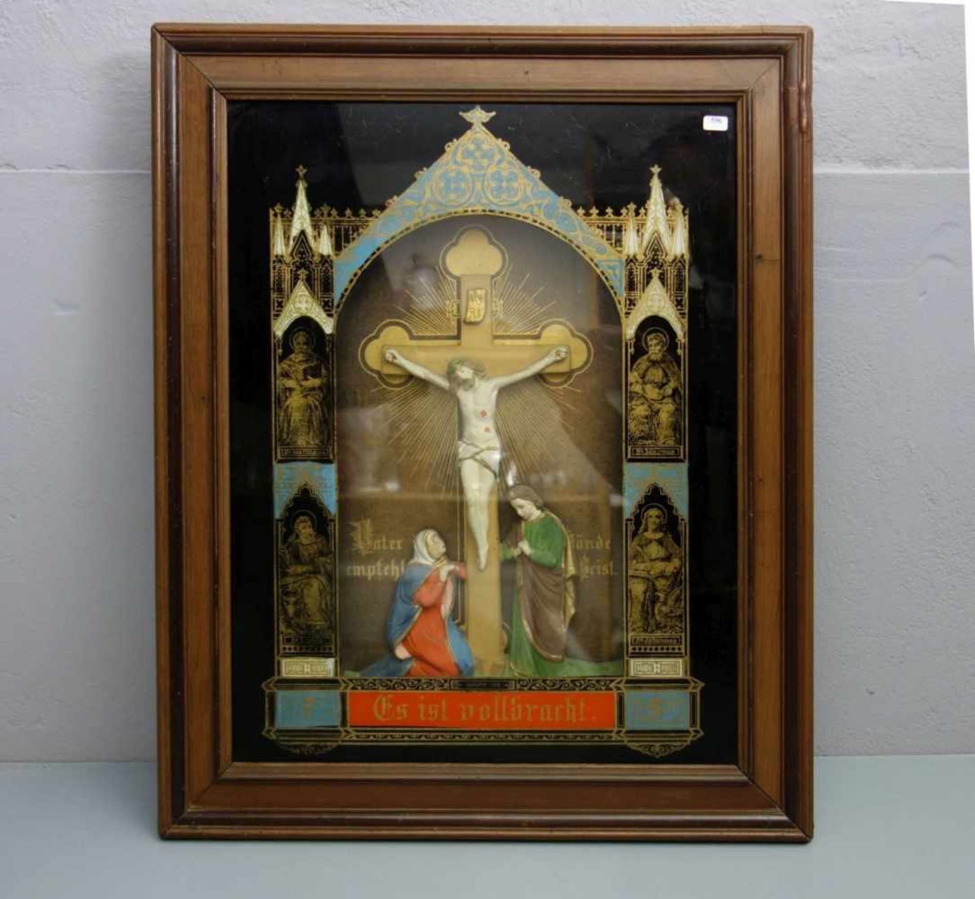 DIORAMA "Es ist vollbracht", um 1900. Schaukasten mit halbplastischer Darstellung von Christus am