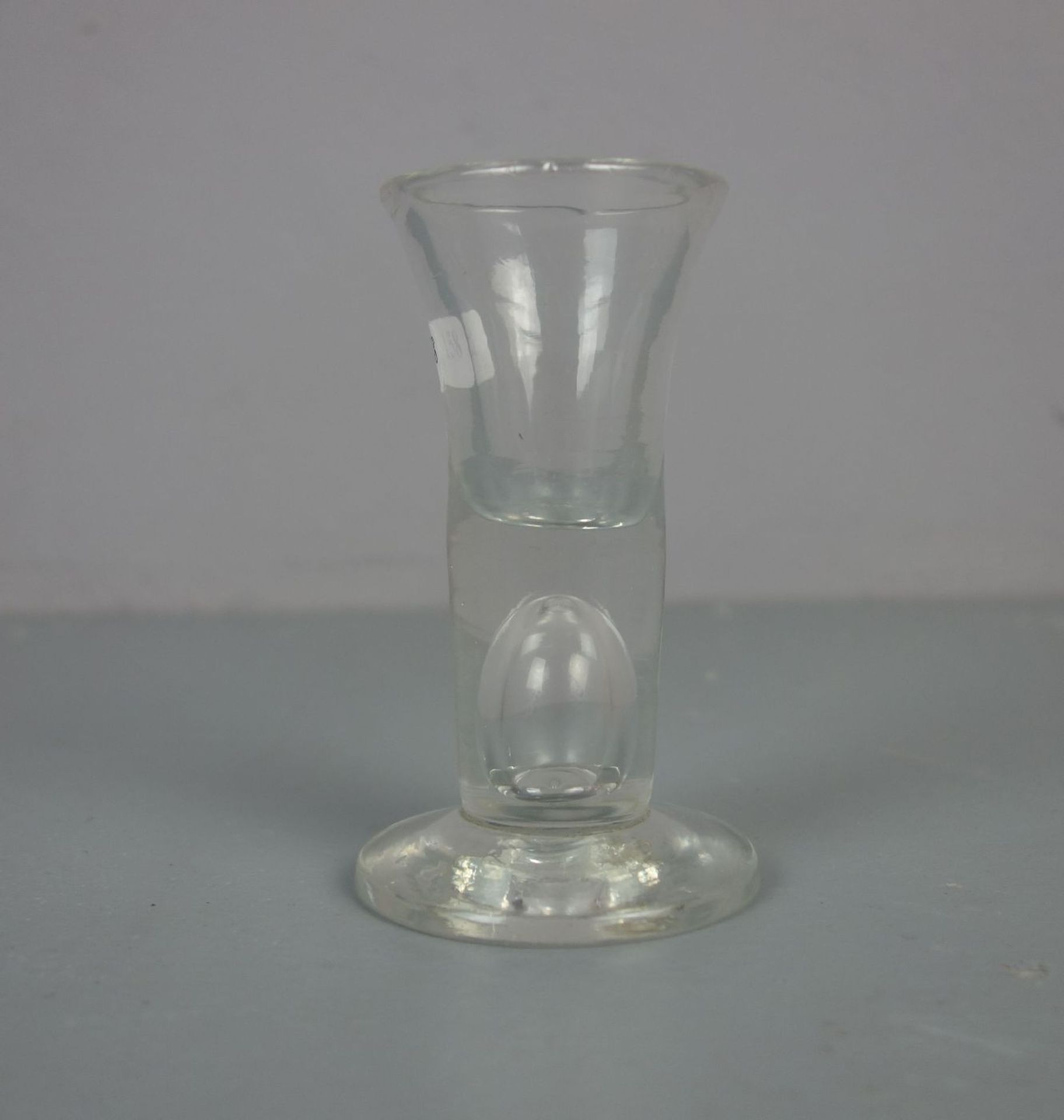 SCHNAPSGLAS, sog. KUTSCHERGLAS oder Fuhrmannspinnchen, 19. Jh., Klarglas mit Schlieren, - Bild 2 aus 2