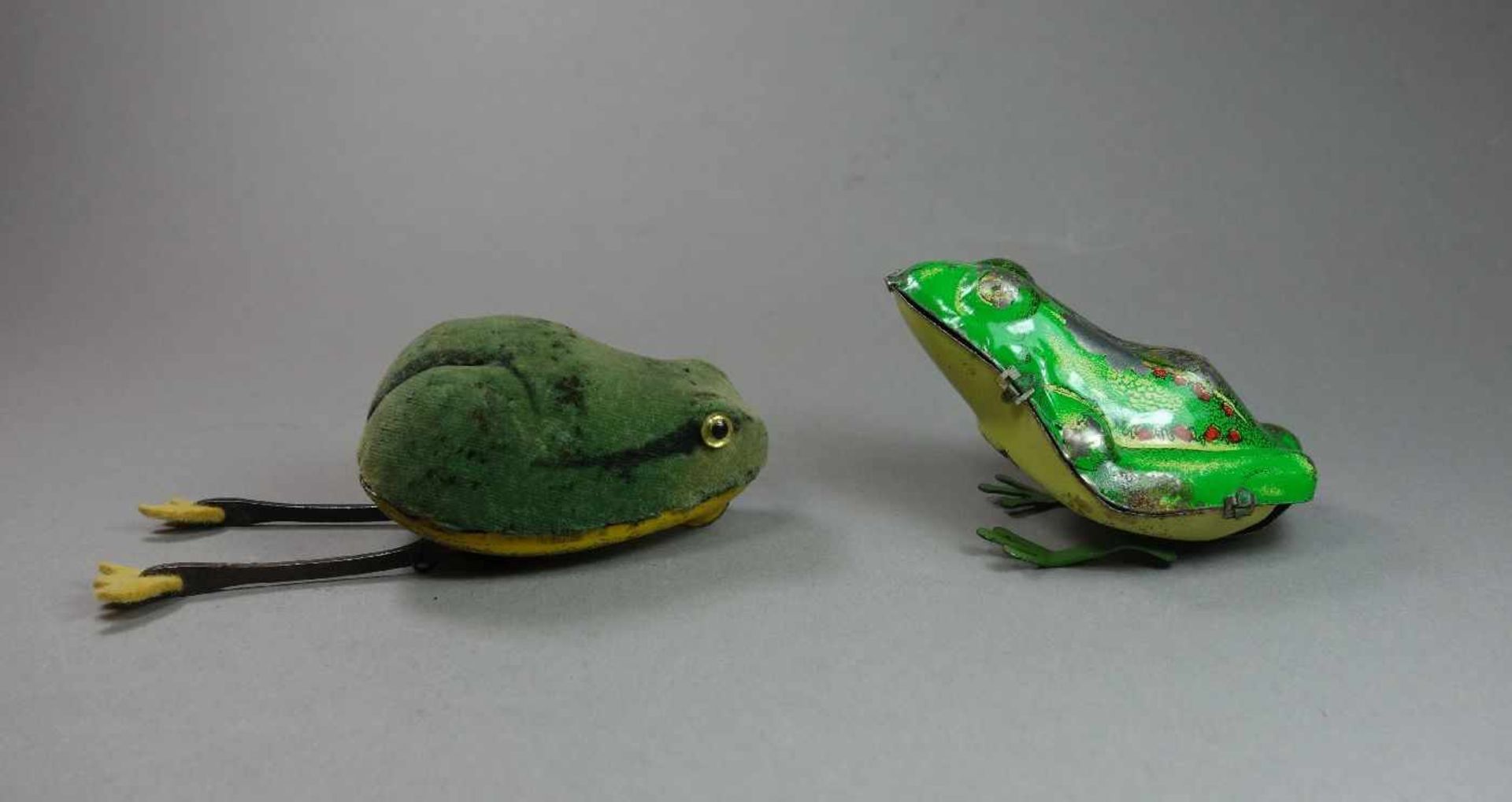 2 BLECHSPIELZEUGE / BLECHSPIELZEUG-FIGUREN: FRÖSCHE / two tin toy frogs, Mitte 20. Jh.; 1) Frosch,
