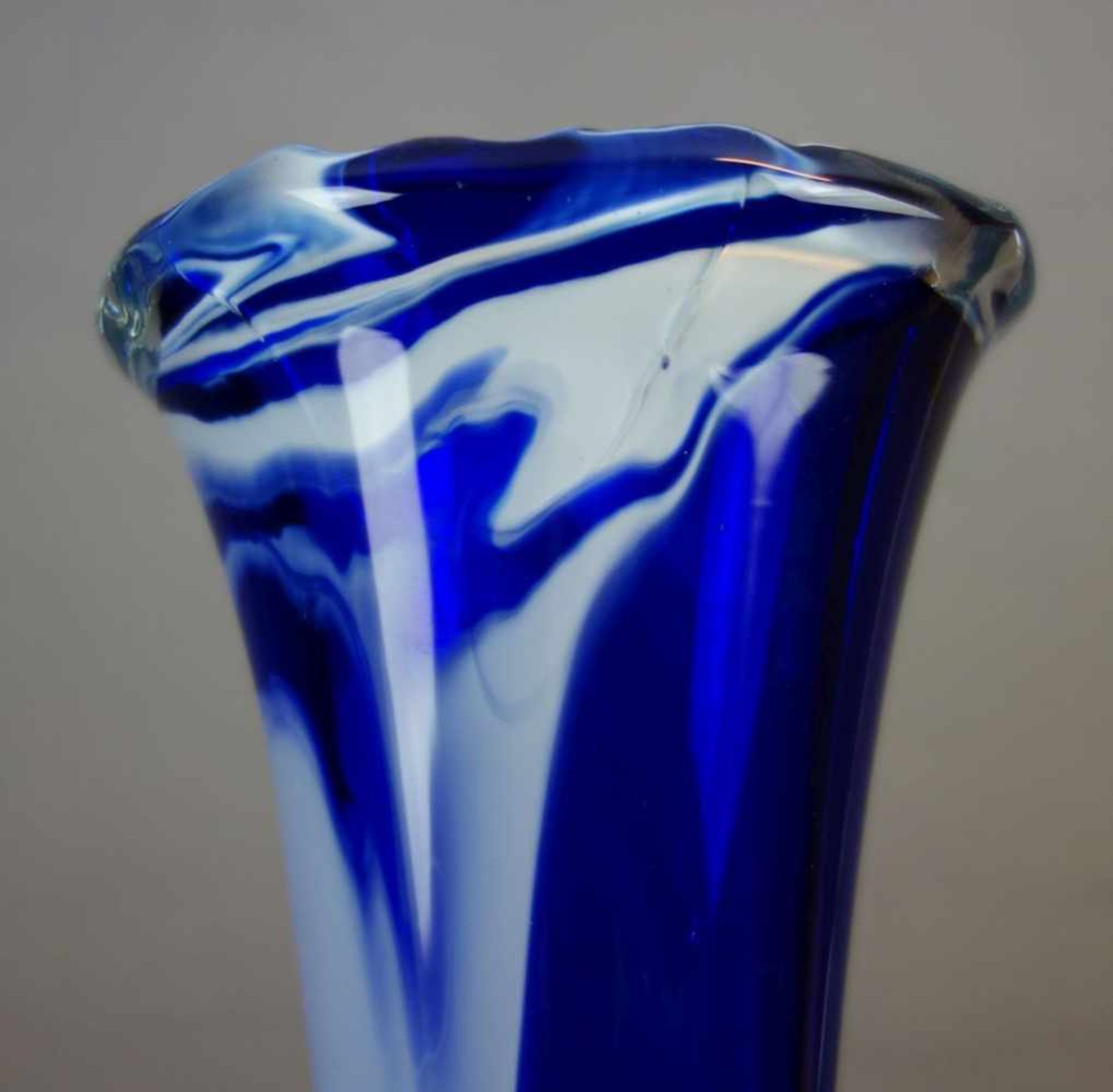 VASE / BODENVASE, Klarglas mit Blaseneinschlüssen und blauen und weißen Aufschmelzungen, - Bild 3 aus 4