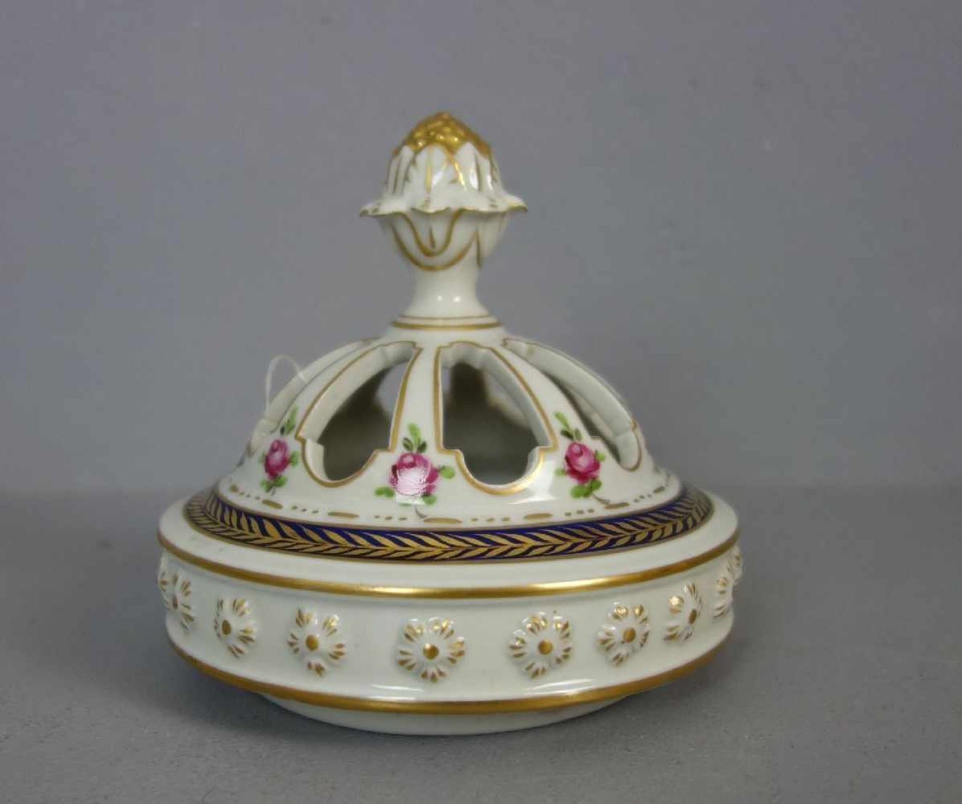 DECKEL EINER POTPOURRI-VASE / cap of a Potpourri vase, um 1900. Porzellan, ungemarkt, polychrom
