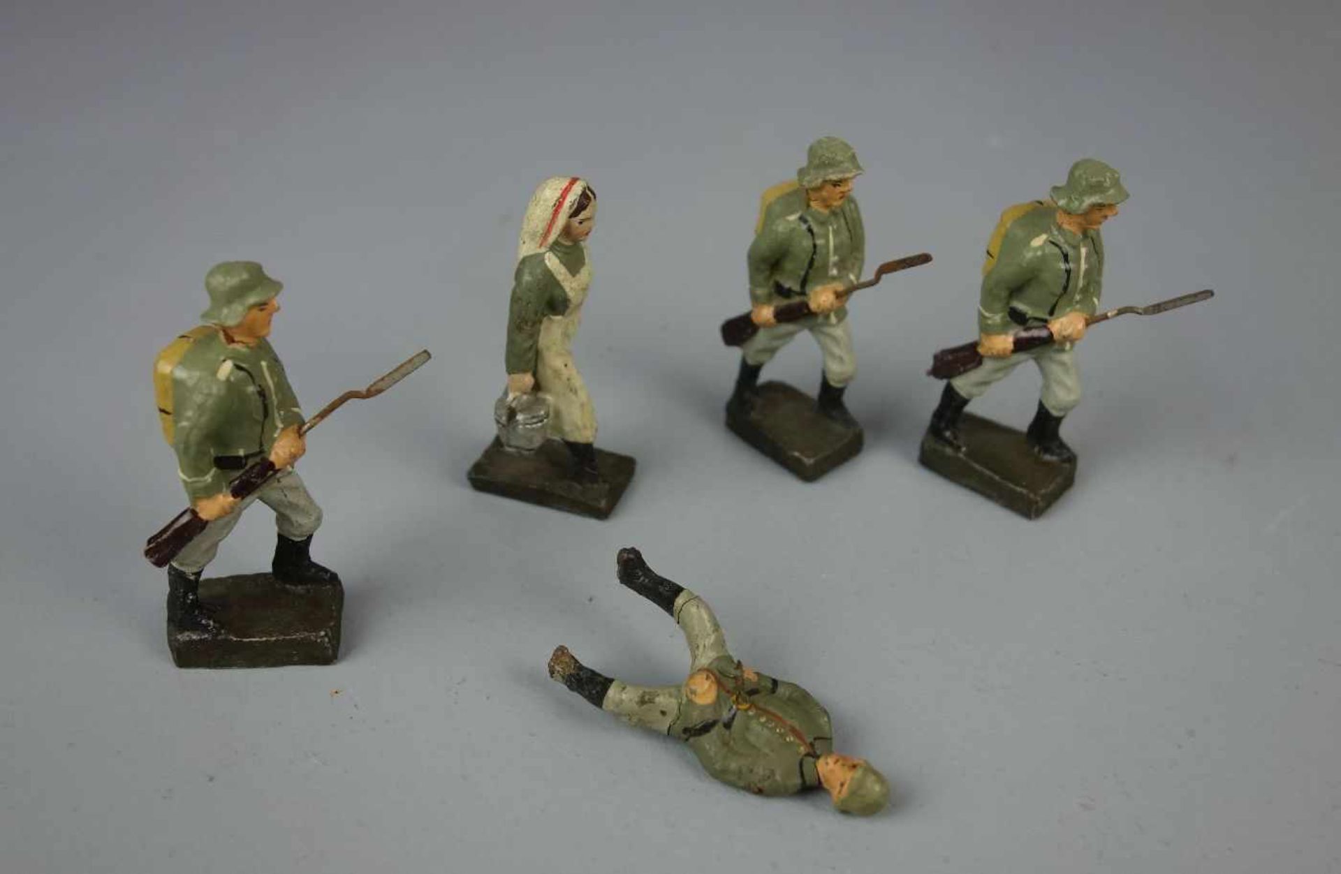 HISTORISCHE SPIELFIGUREN / SPIELZEUG-FIGUREN: Soldaten und Krankenschwester - 8 Stück, 1. H. 20. Jh. - Bild 6 aus 7