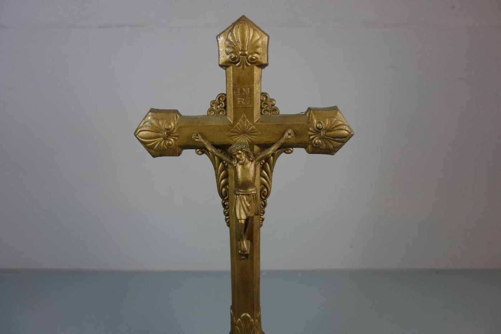 ART DÉCO - STANDKRUZIFIX / KLEINES ALTARKREUZ, bronzierter Metallguss, nummeriert "1004". Christus - Bild 4 aus 4