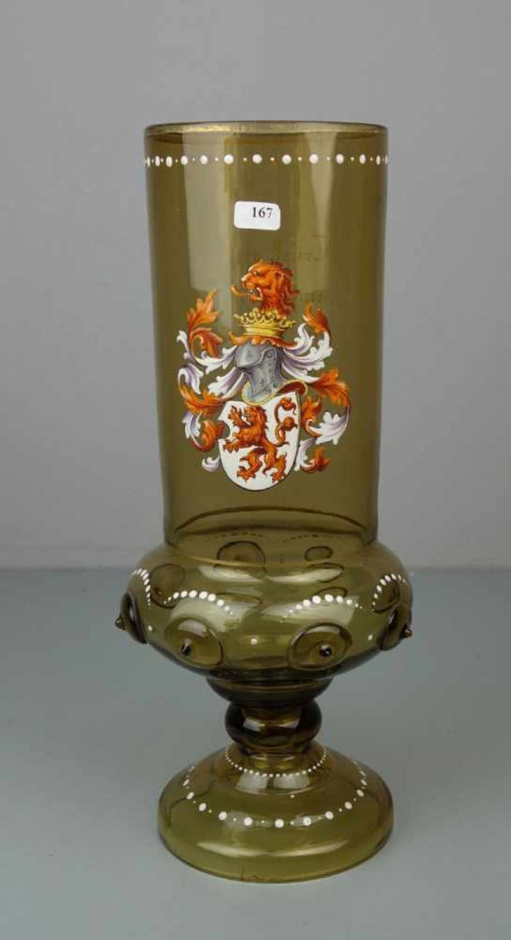 HISTORISMUS-POKAL MIT WAPPEN / GROSSER FUSSBECHER, honigfarbenes Glas ohne Manufakturbezeichnung,