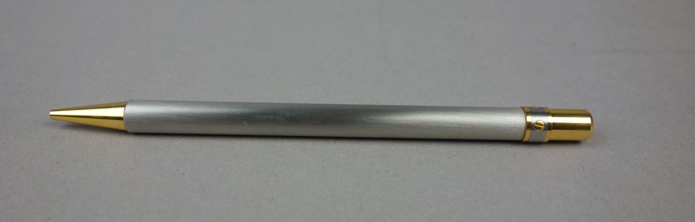 SCHREIBGERÄT: CARTIER KUGELSCHREIBER - "SANTOS" / ballpen, gebürstetes Metall, partiell vergoldet, - Bild 4 aus 5