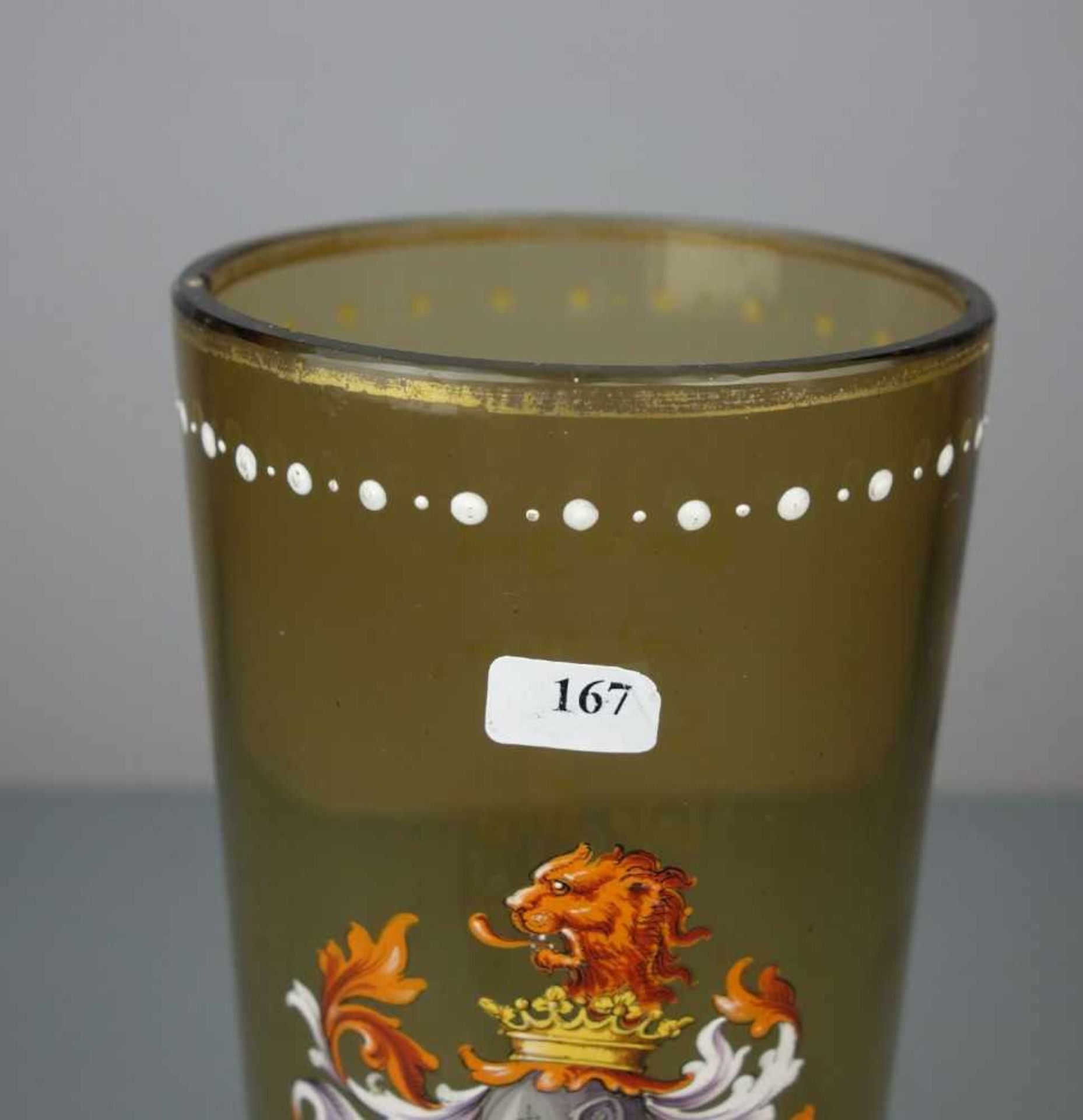 HISTORISMUS-POKAL MIT WAPPEN / GROSSER FUSSBECHER, honigfarbenes Glas ohne Manufakturbezeichnung, - Bild 2 aus 10