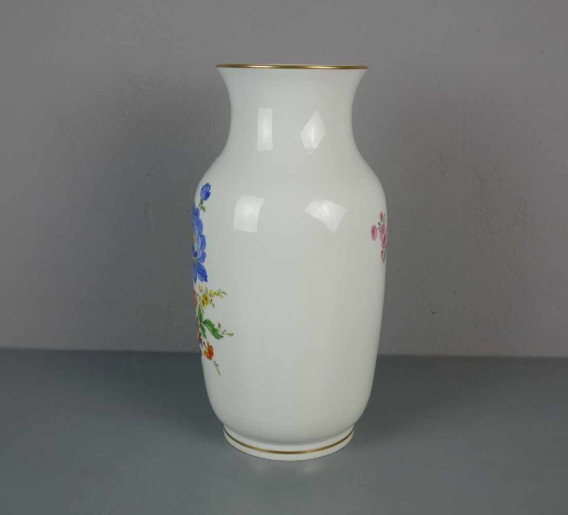 VASE / BODENVASE, Porzellan, Manufaktur Meissen, unterglasurblaue Schwertermarke, Marke seit 1934 ( - Image 2 of 5