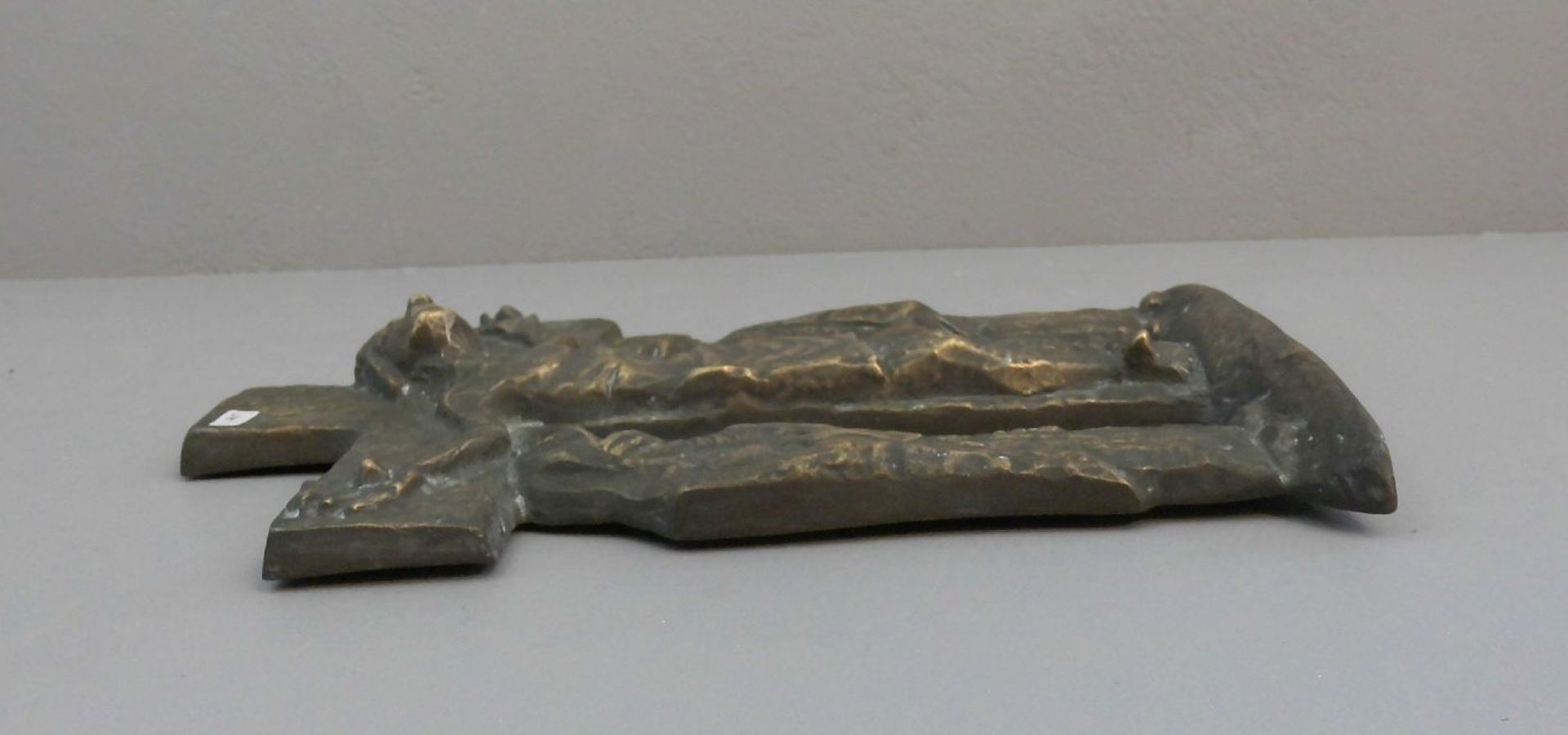 BRONZERELIEF / WANDRELIEF "KREUZIGUNG", 20. Jh., Bronze. Relief mit dem Gekreuzigtem, Maria und - Image 2 of 2
