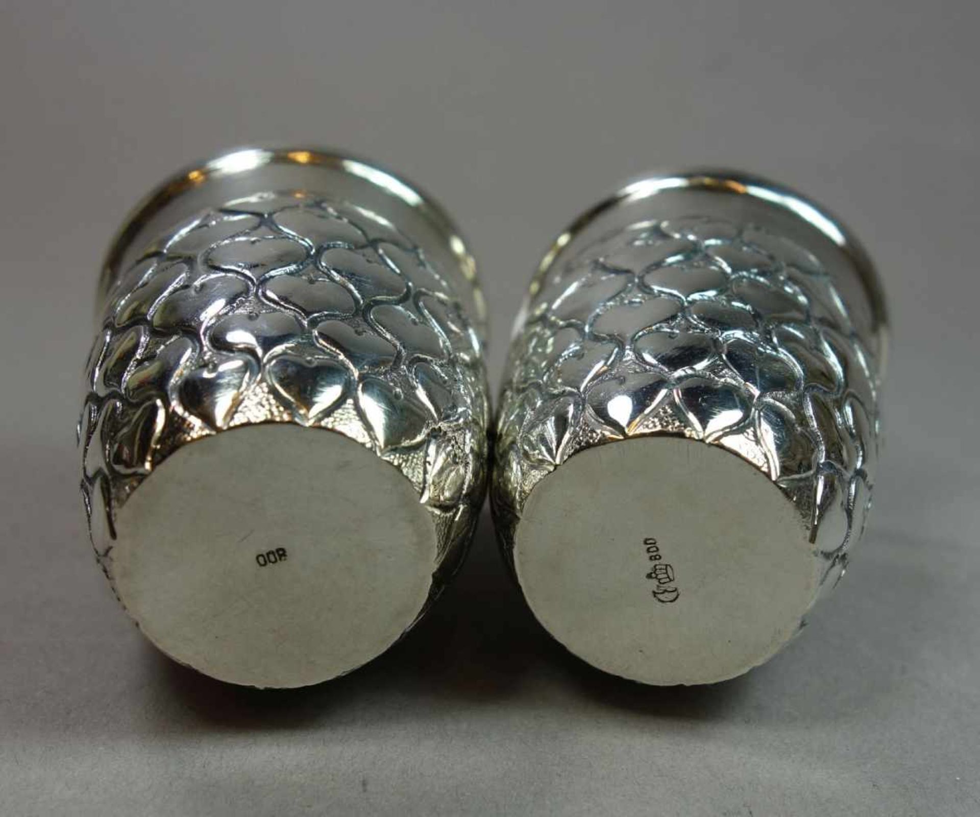 PAAR SCHNAPS - BECHER MIT HERZMOTIV / HERZBECHER, 800er Silber (insgesamt 84 g), gepunzt mit - Image 4 of 4