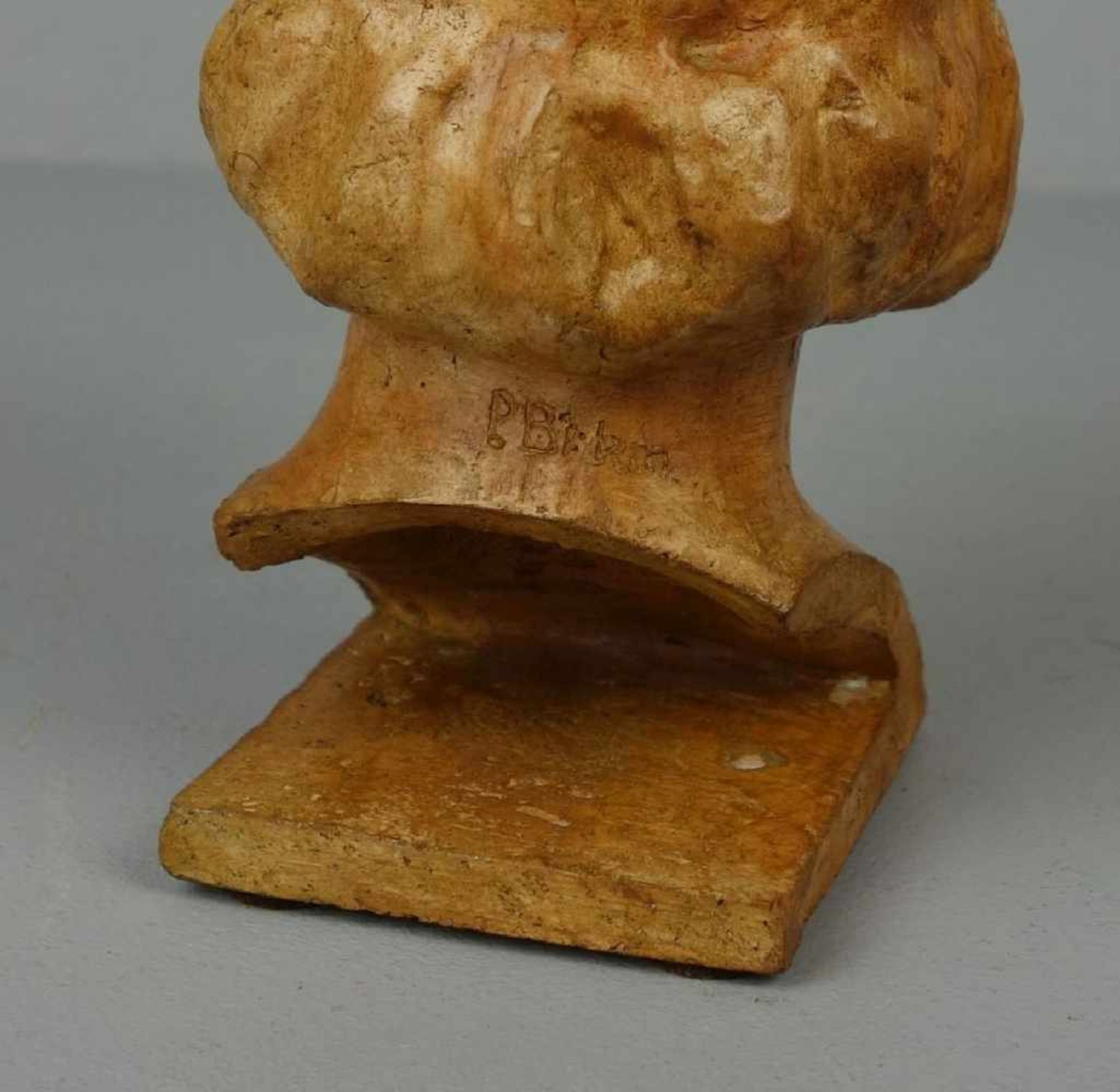 BILDHAUER DES 20./ 21. JH., Skulptur / sculpture: Porträtbüste einer jungen Frau, Terrakotta, - Image 4 of 5