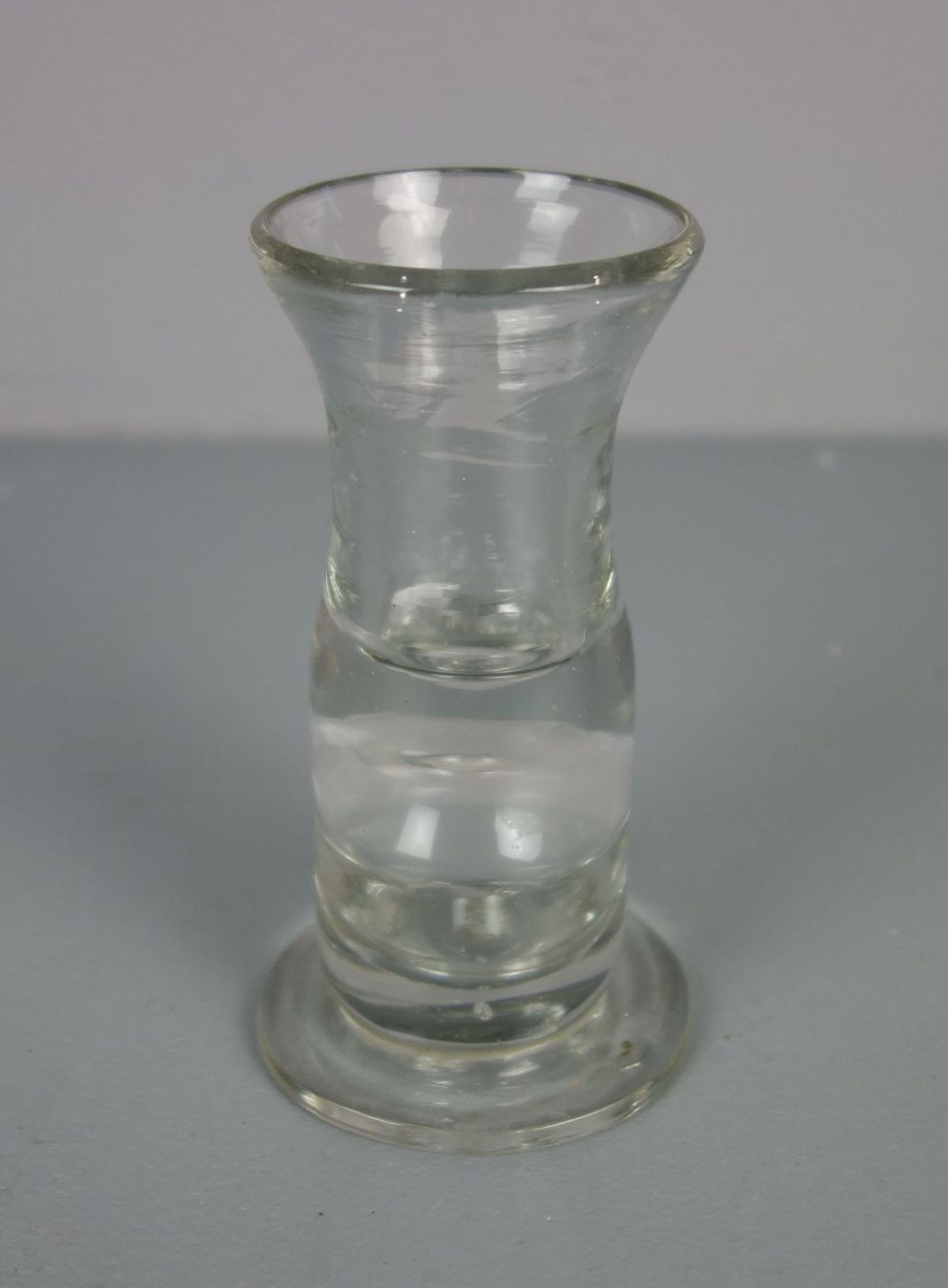 GROSSES SCHNAPSGLAS, sog. KUTSCHERGLAS oder Fuhrmannspinnchen, 19. Jh., Klarglas mit Schlieren, - Bild 2 aus 3