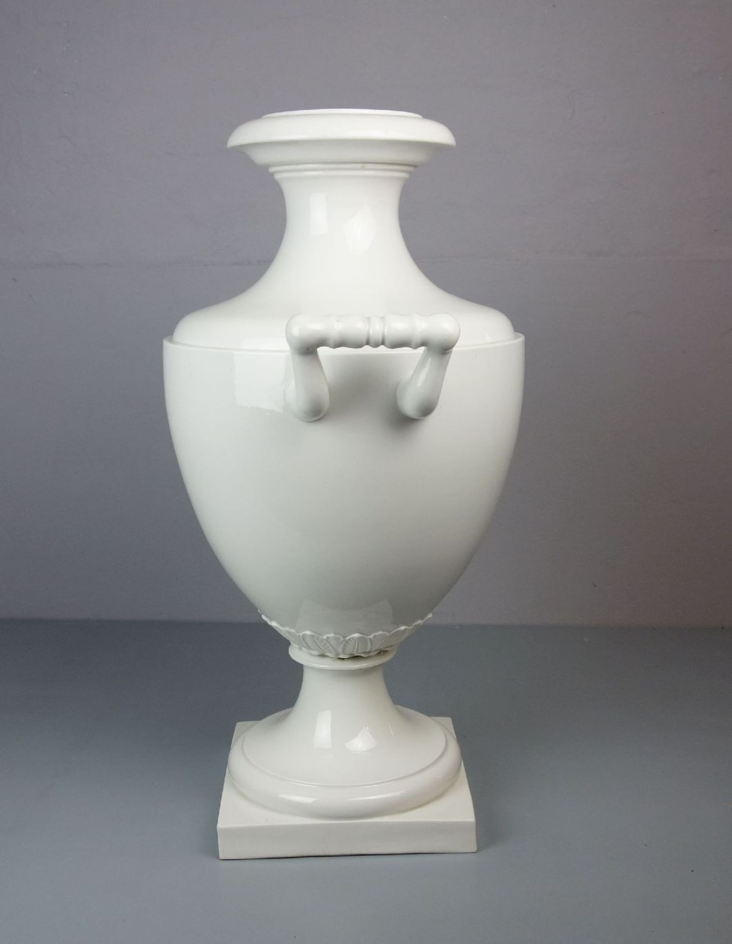 MONUMENTALE KPM - VASE, sogenannte MÜNCHNER SORTE, Weissporzellan, KPM - Königliche - Image 13 of 13