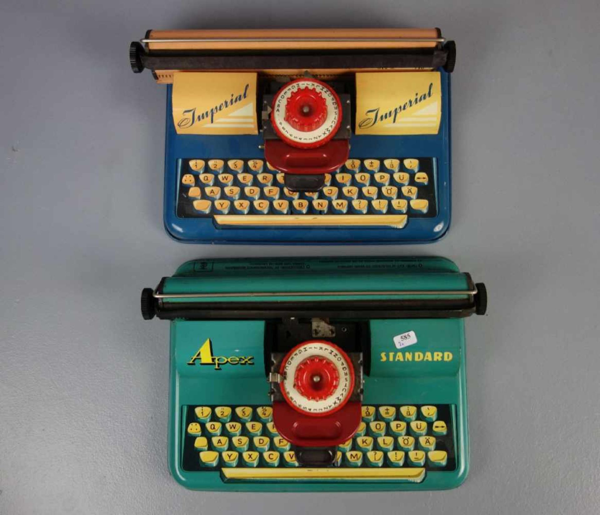 SPIELZEUG / BLECHSPIELZEUG: 2 Kinder-Schreibmaschinen / two toy type writers, Blech, polychrom - Bild 2 aus 4