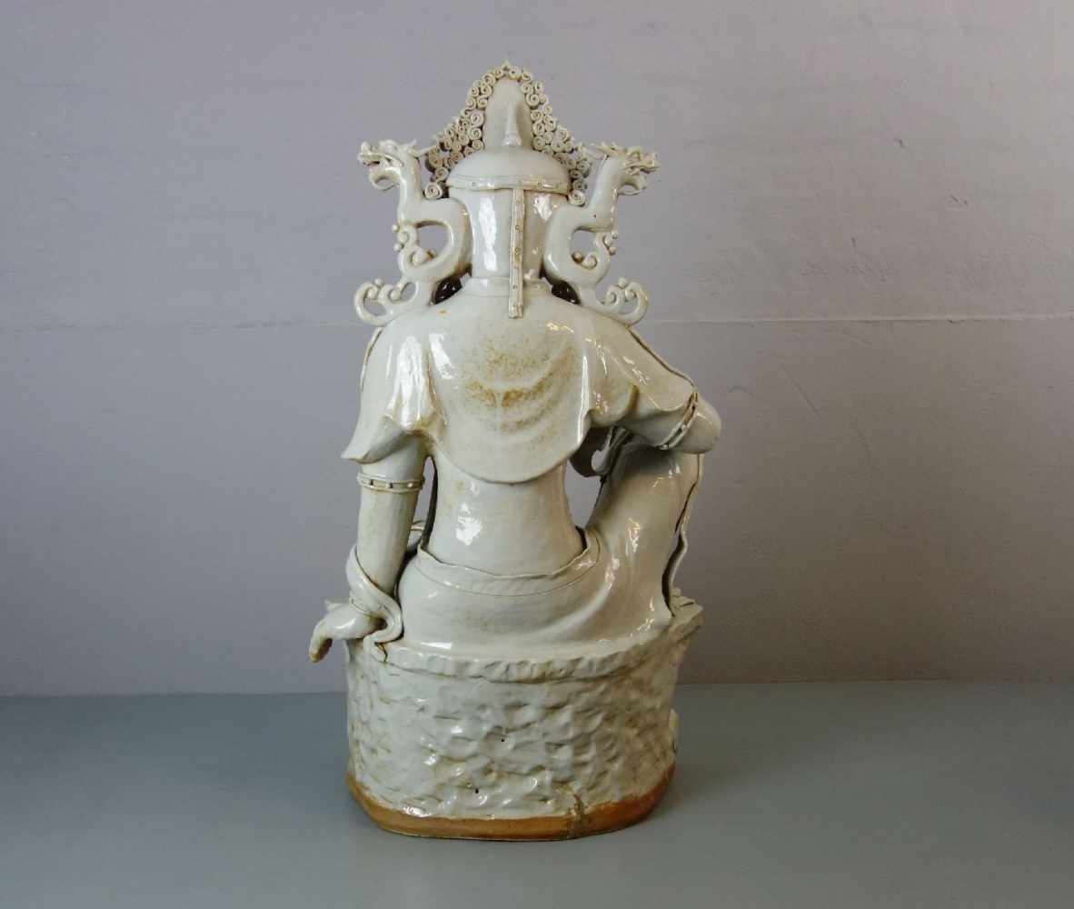 GUANYIN / WASSER-MOND-GUANYIN, heller Scherben, weiß glasiert in der Art von Blanc de Chine, späte - Image 3 of 4