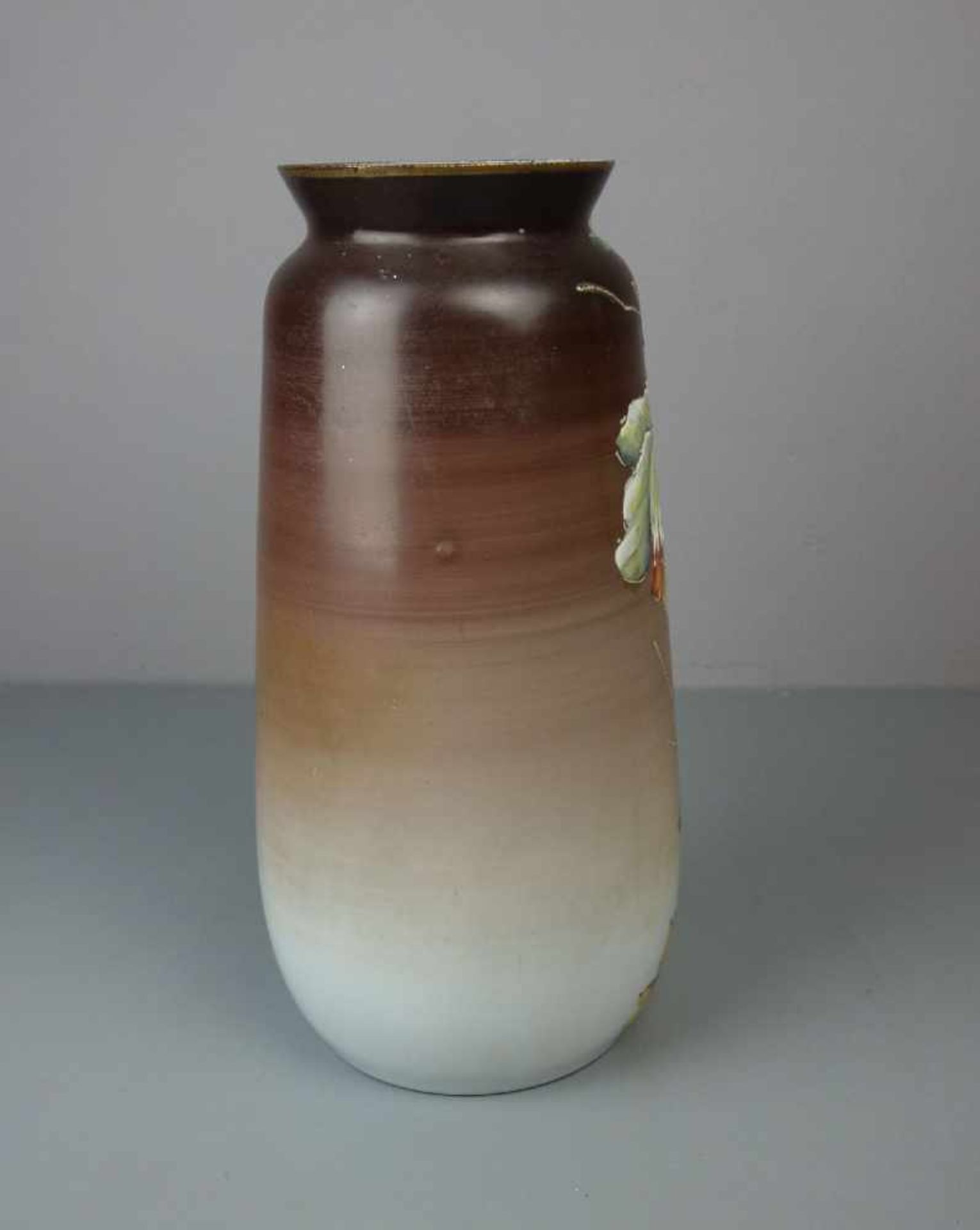 GROSSE BIEDERMEIER - VASE, Opalinglas mit Kaltmalerei, um 1840. Leicht aufgewölbter Rundstand, unten - Bild 4 aus 5