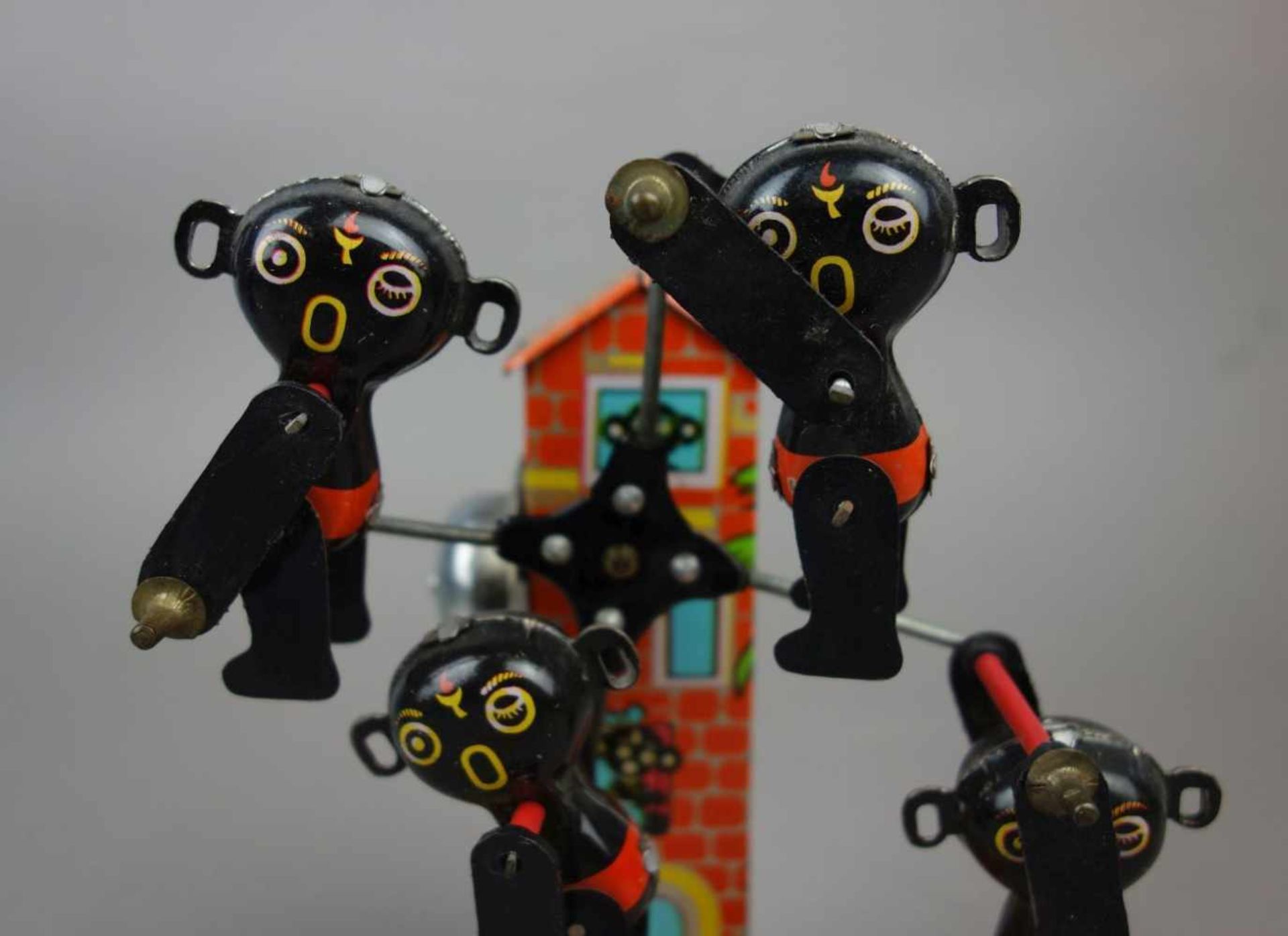 BLECHSPIELZEUG: Karussell / "Affenschaukel" / tin toy carousel with apes, Blech, polychrom - Image 3 of 7