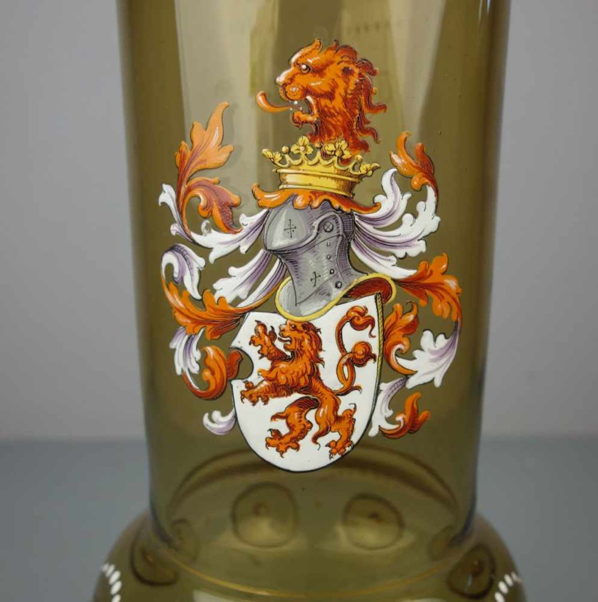 HISTORISMUS-POKAL MIT WAPPEN / GROSSER FUSSBECHER, honigfarbenes Glas ohne Manufakturbezeichnung, - Bild 3 aus 10