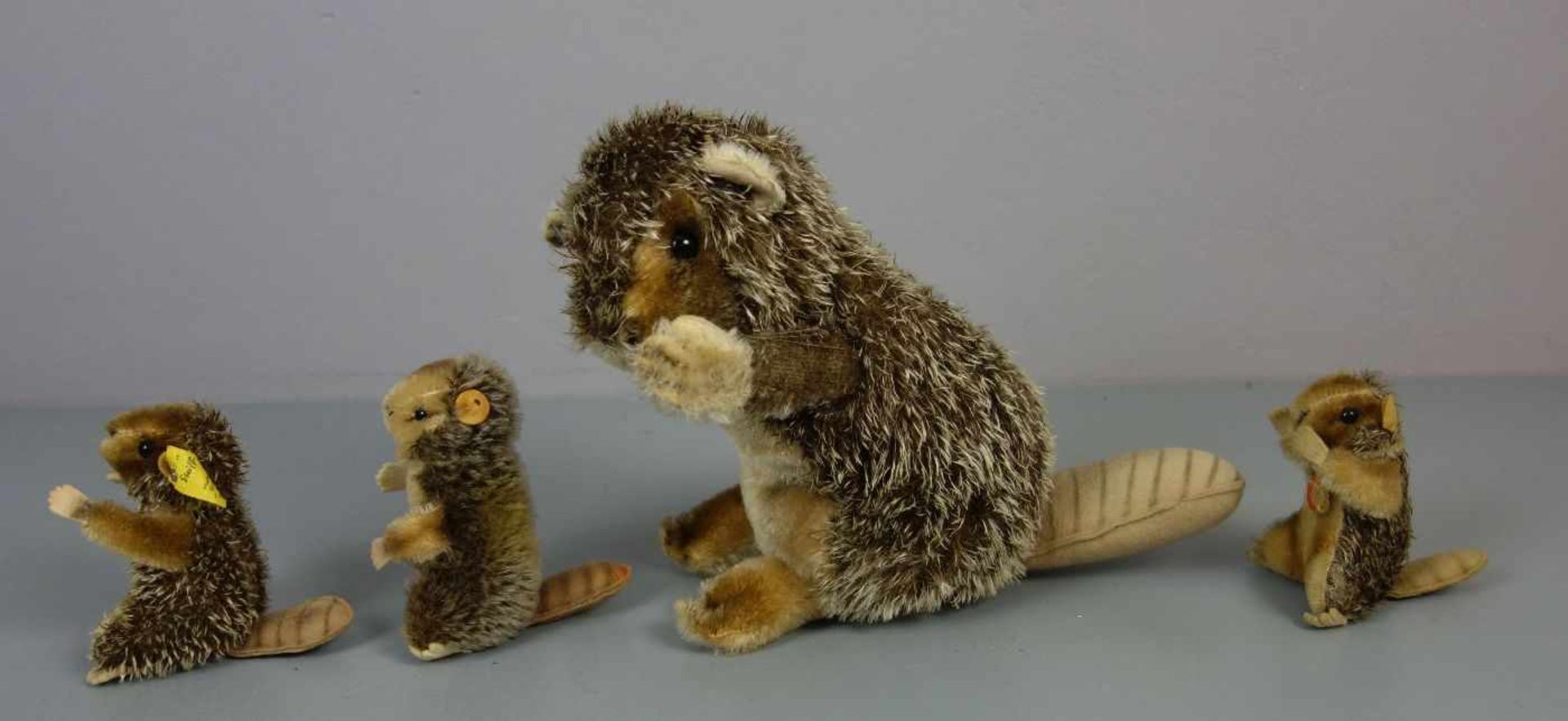 4 PLÜSCHTIERE: Steiff "Nagy" / four cuddle toys, Manufaktur Steiff, 20. Jh., wohl Mohair und Filz. 1 - Bild 2 aus 2