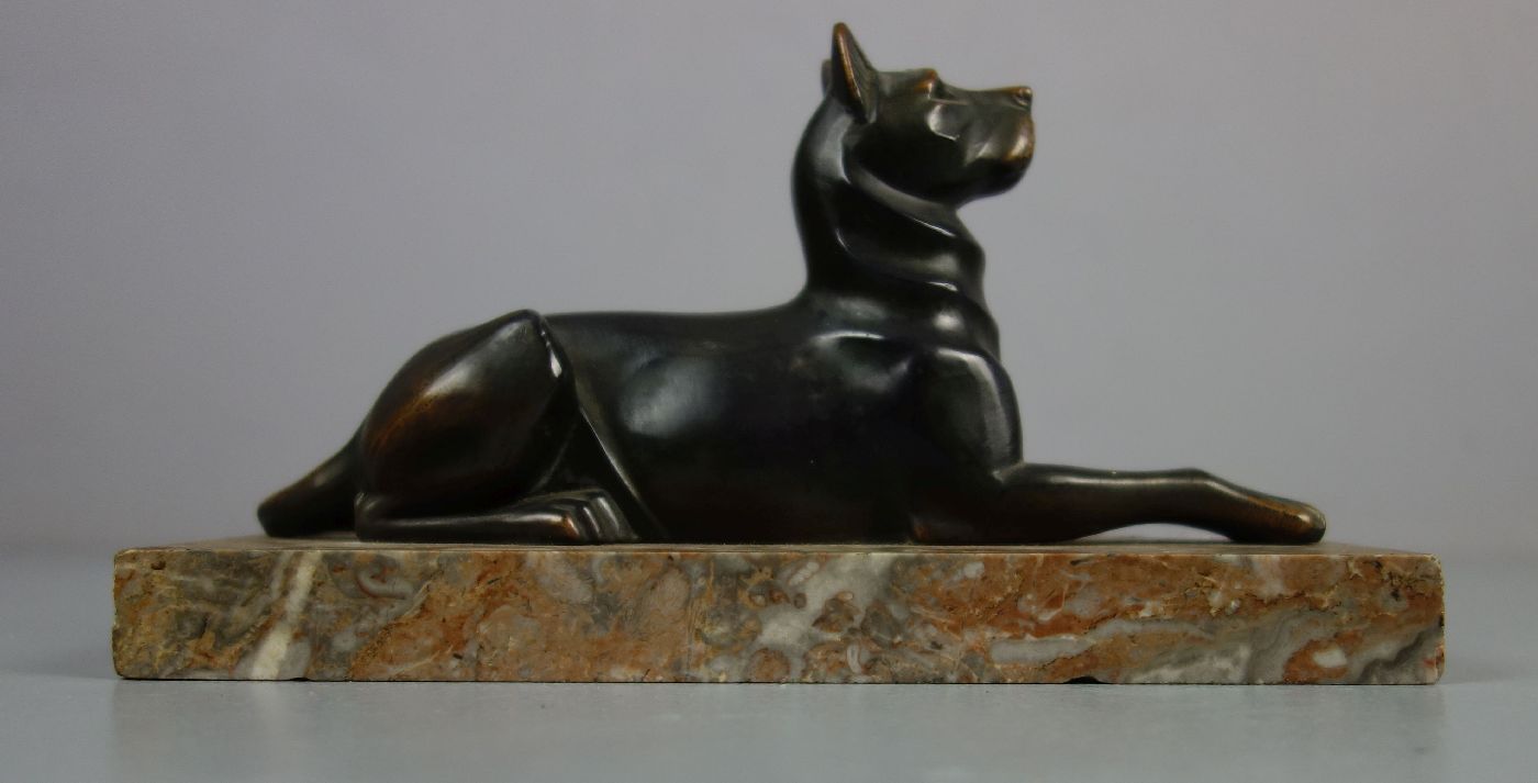 ART DÉCO - SKULPTUR: "Liegender Hund", bronzierter Zinkguss auf Marmorpostament, um 1920. In - Bild 4 aus 5