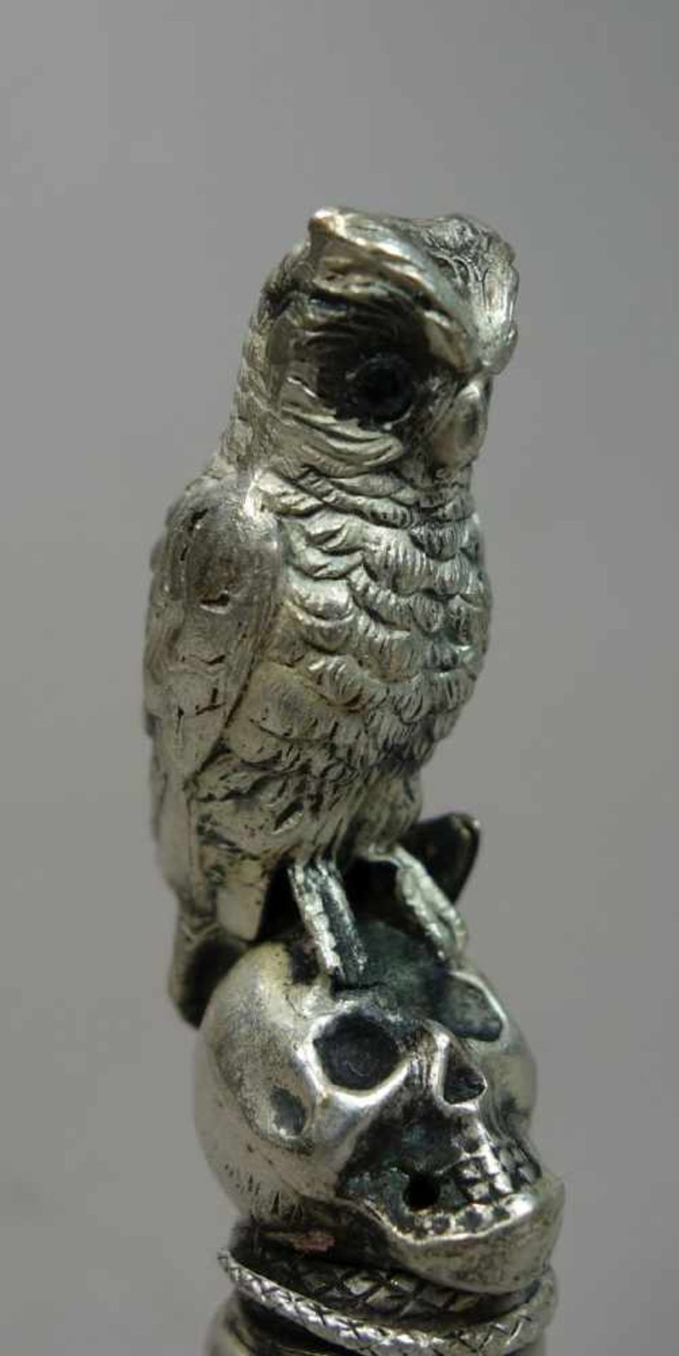 FIGÜRLICHER PETSCHAFT / PETSCHAFT IN FORM EINER EULE / owl signet, ungemarkt, versilbertes Metall. - Image 3 of 6