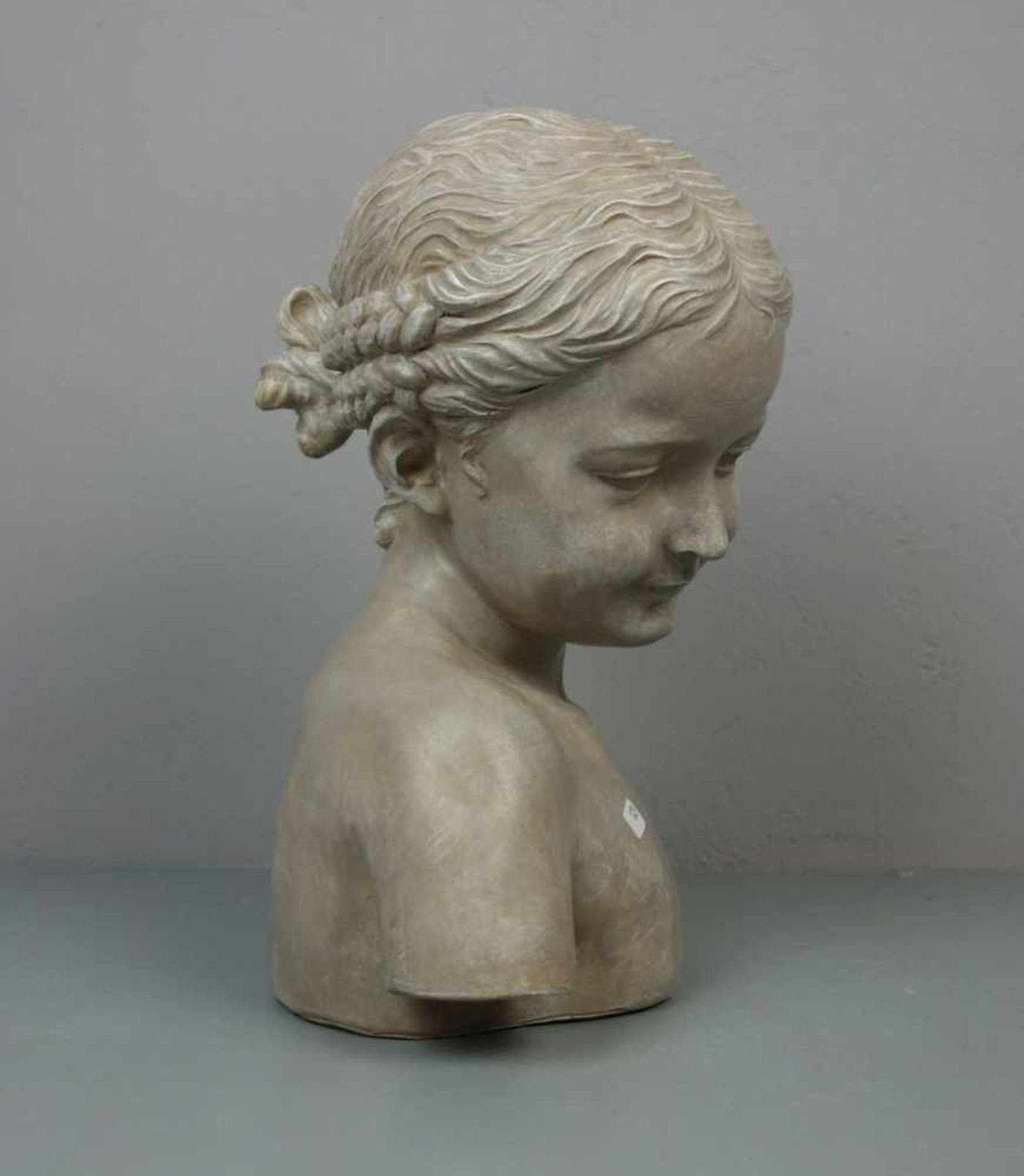 SKULPTUR / sculpture: "Büste eines Mädchens", 20. / 21. Jh., ungemarkt, Masse, innen hohl - Image 2 of 4