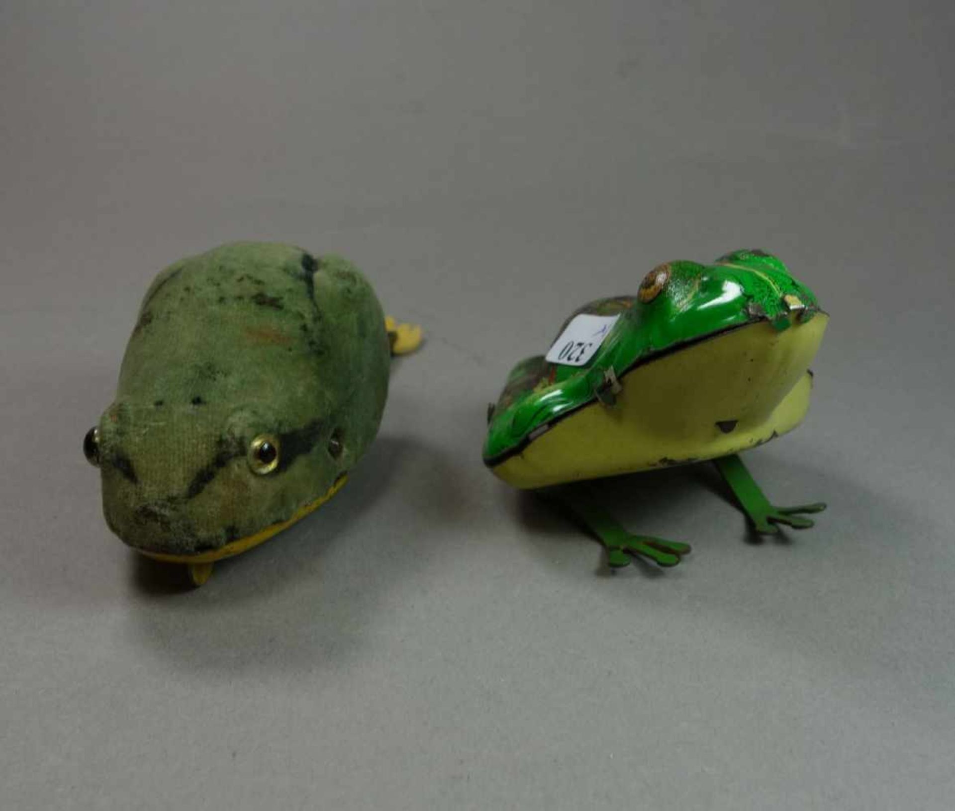 2 BLECHSPIELZEUGE / BLECHSPIELZEUG-FIGUREN: FRÖSCHE / two tin toy frogs, Mitte 20. Jh.; 1) Frosch, - Bild 2 aus 6