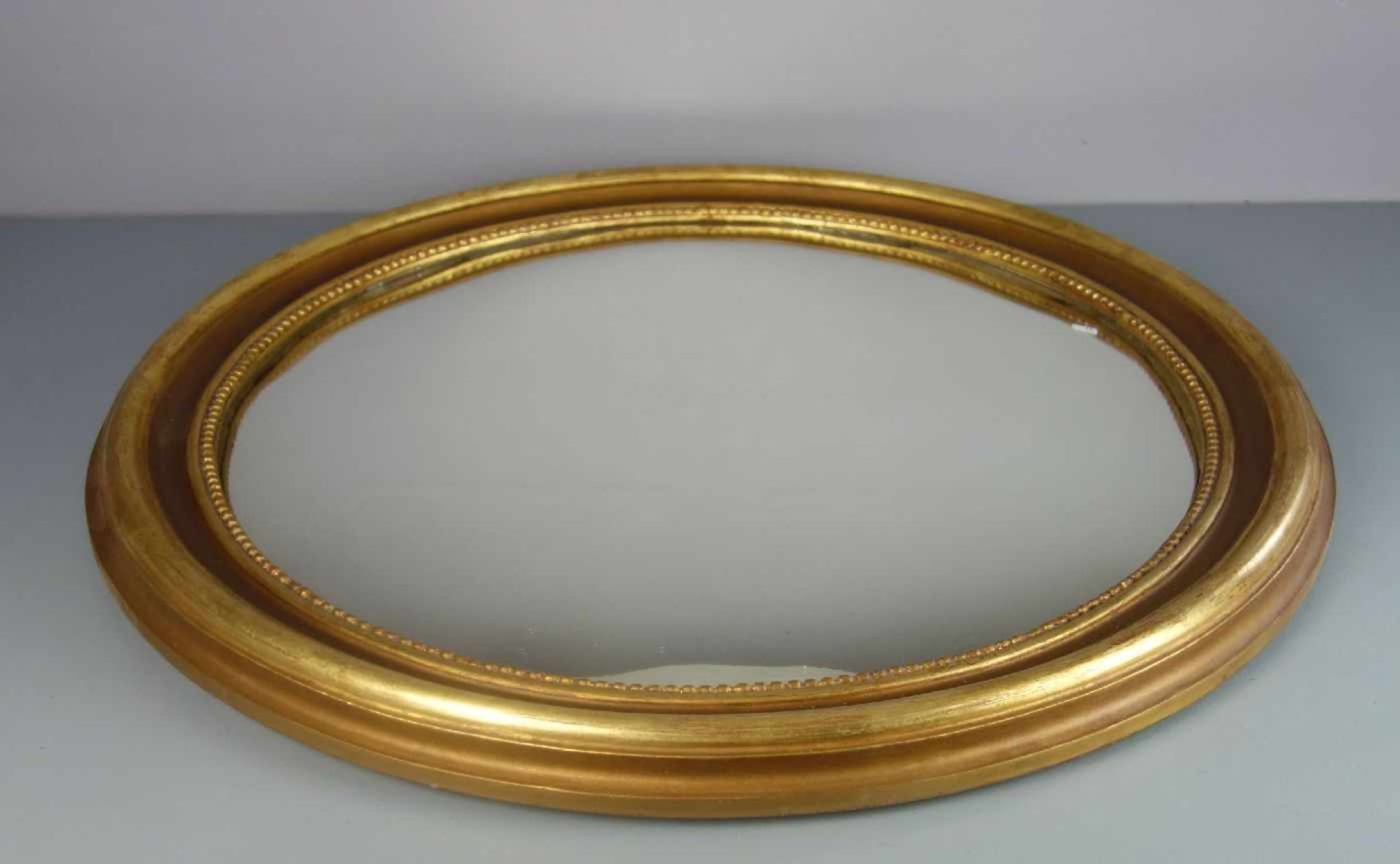 SPIEGEL, sog. BUTLER'S EYE. Großer, aufgewölbter runder Spiegel im reich profilierten, gold- und - Image 2 of 4