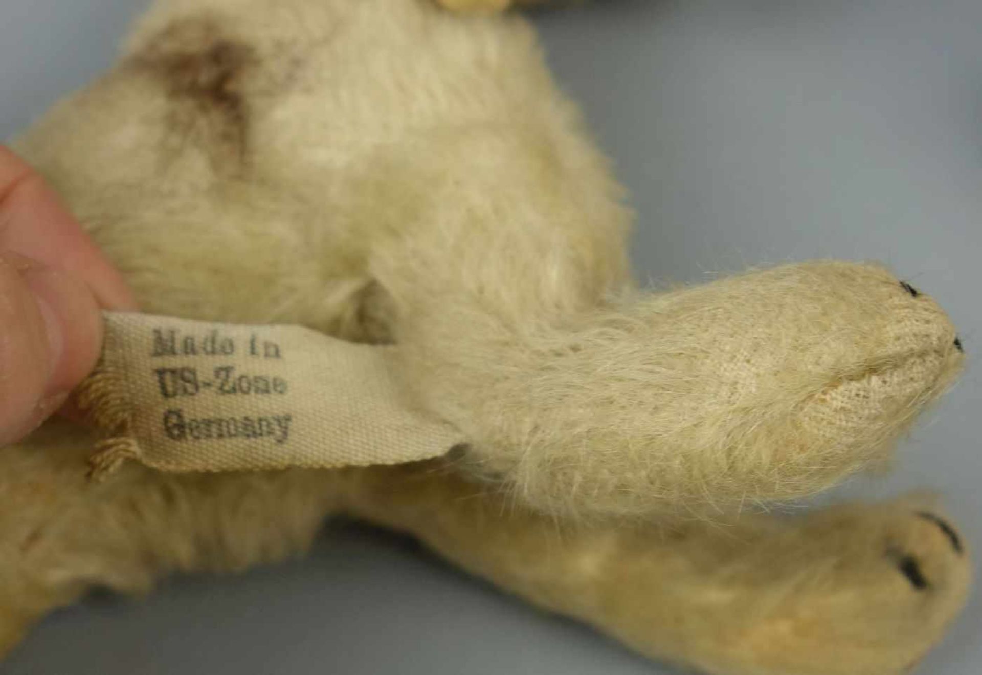 2 PLÜSCHTIERE: TERRIER / HUNDE / two cuddle toy dogs, um 1955. 1) Steiff-Hund "Foxy", Mohair, an - Image 7 of 7