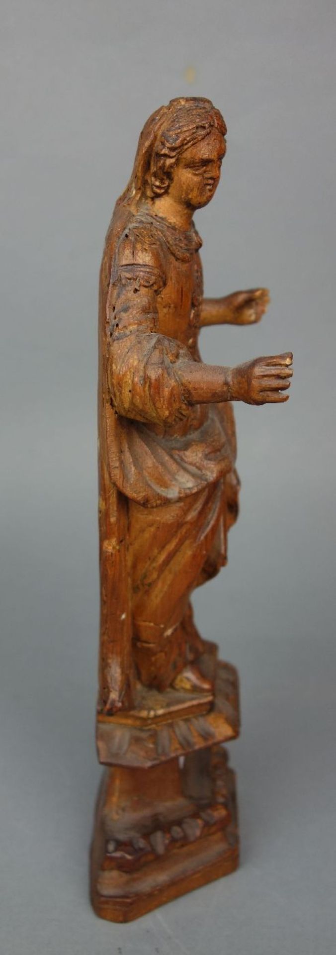 BAROCKE SKULPTUR / HEILIGENFIGUR: WEIBLICHE HEILIGE / baroque saint sculpture, Holz, dreiansichtig - Image 10 of 10