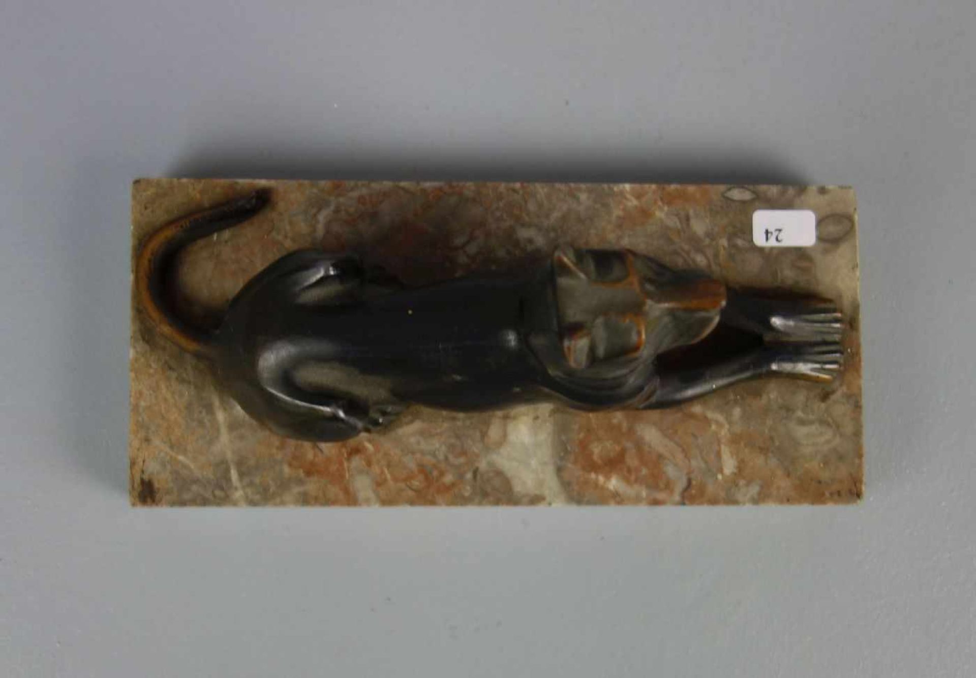 ART DÉCO - SKULPTUR: "Liegender Hund", bronzierter Zinkguss auf Marmorpostament, um 1920. In - Image 3 of 5