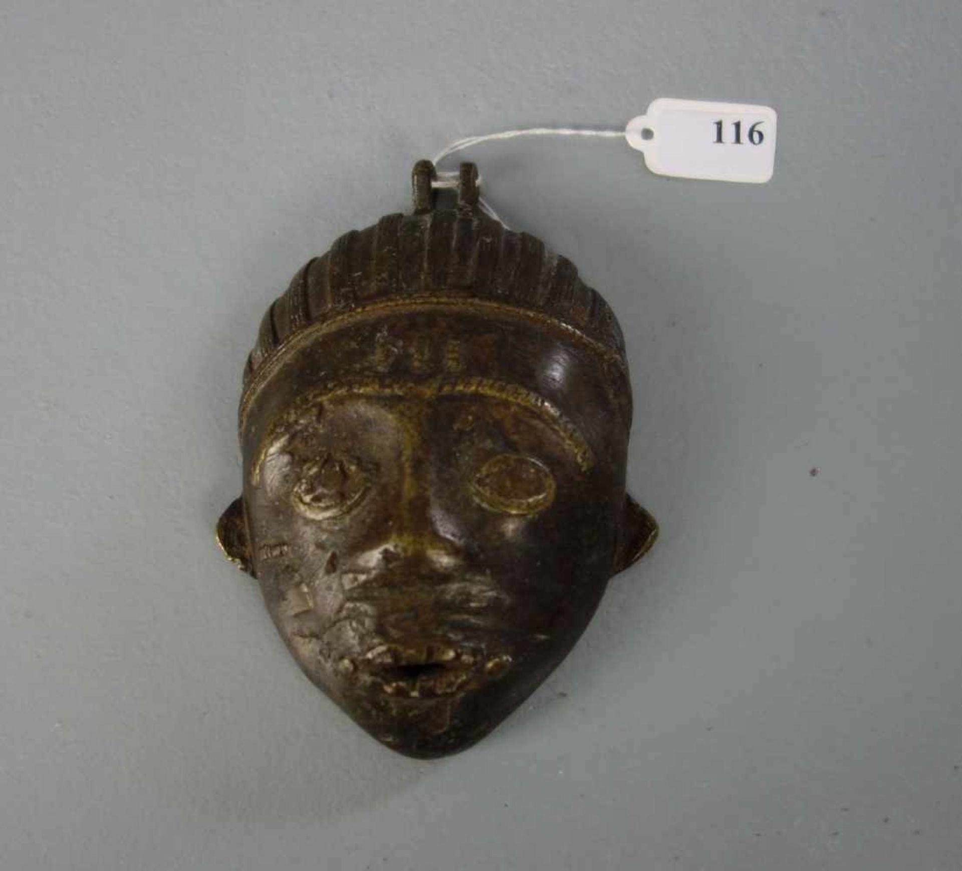 BRONZE - MASKE, Afrika, wohl Benin / Westafrika. Aufgewölbte Maske mit stilisierter männlicher