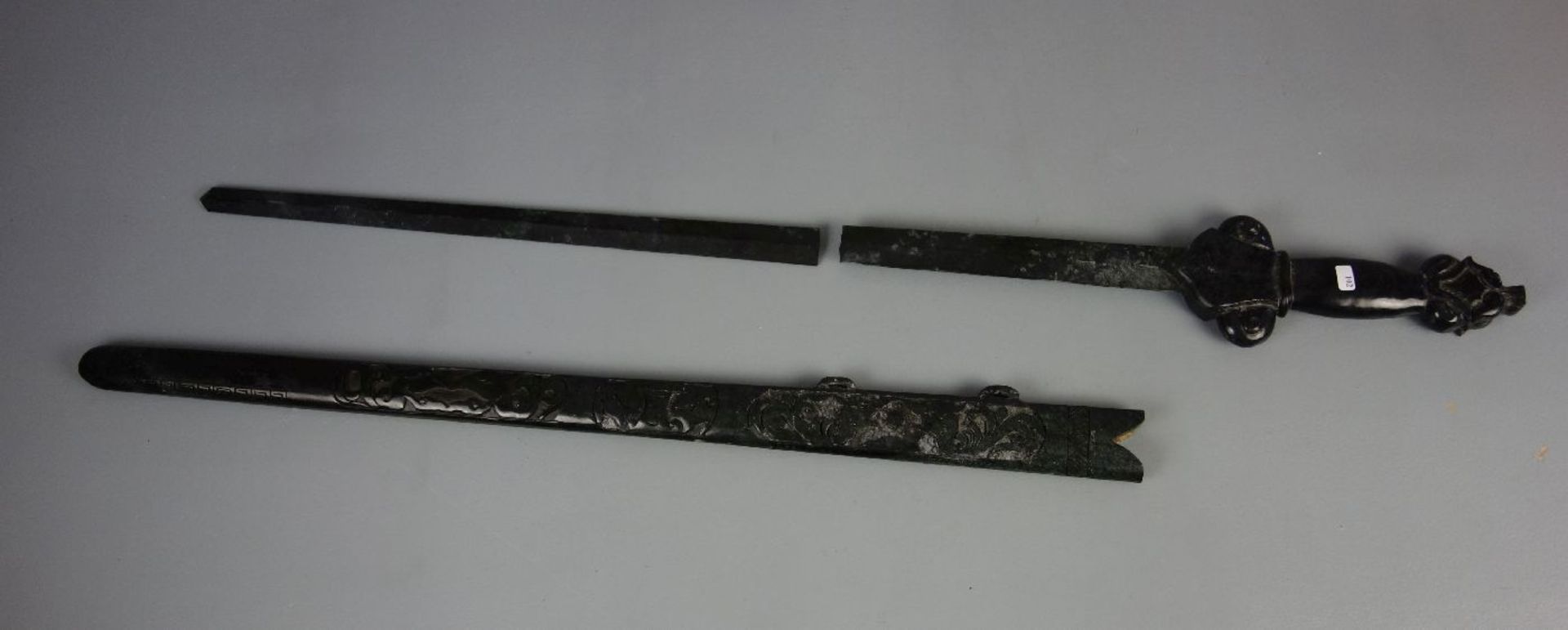 JADESCHWERT / jade sword, China. Stilisiertes Schwert aus einem Stück Jade gearbeitet mit - Image 2 of 5