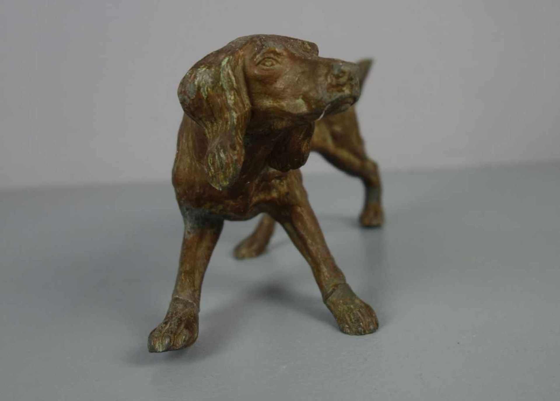 ANIMALIER / TIERBILDHAUER DES 19./20. JH., Skulptur / sculpture: "Jagdhund" / hunting dog, - Image 2 of 4