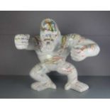 SKULPTUR: "Gorilla", Masse mit weißem Fond und farbiger Lackdekoration in Art des "Action painting".