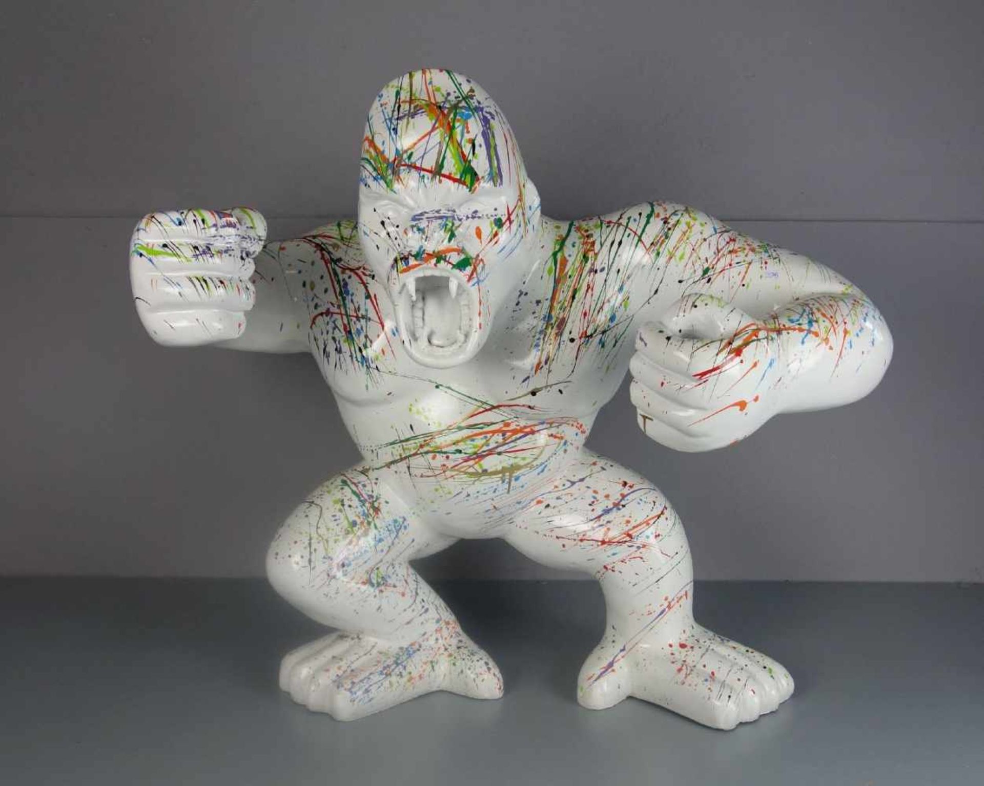 SKULPTUR: "Gorilla", Masse mit weißem Fond und farbiger Lackdekoration in Art des "Action painting".