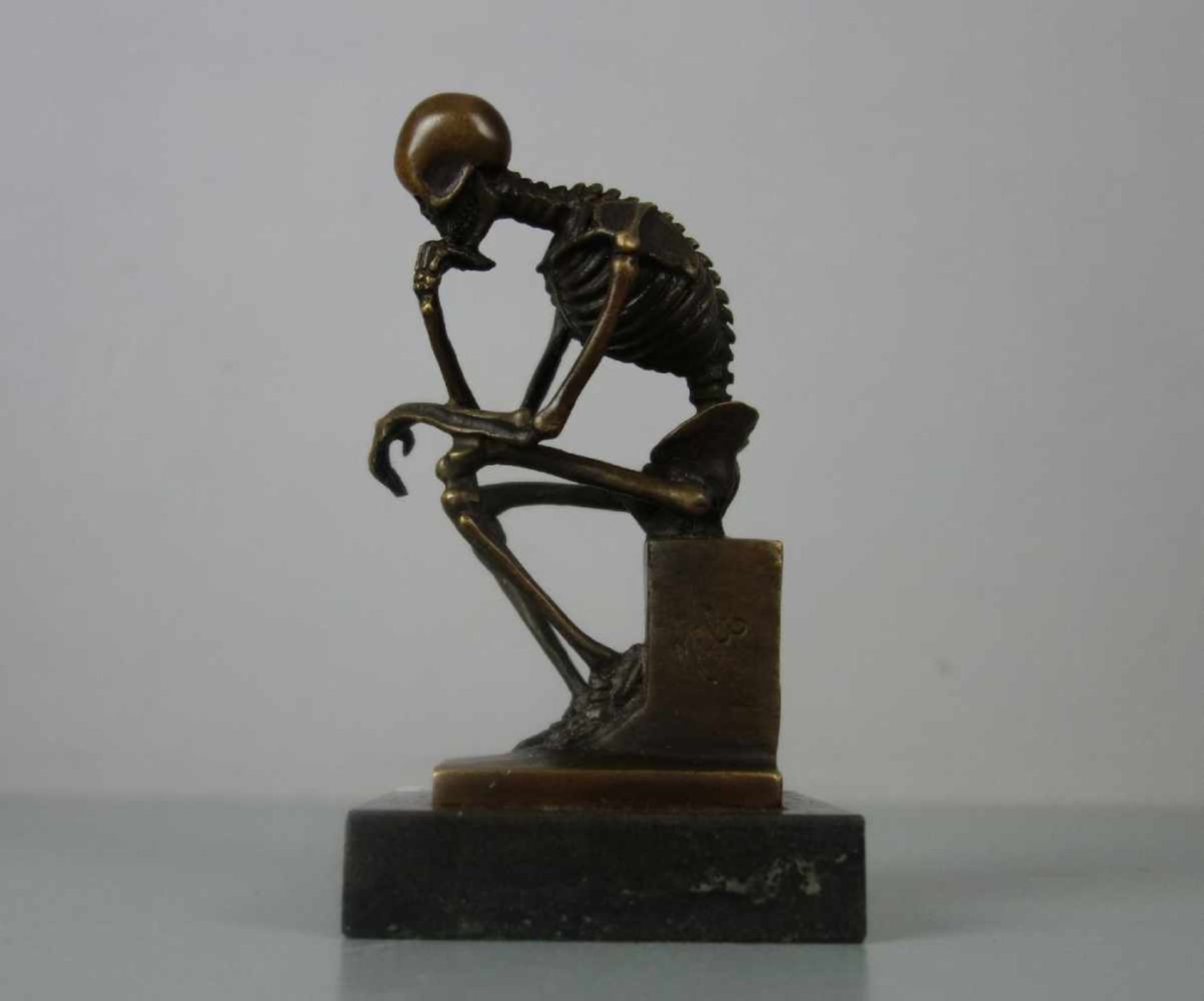 SKULPTUR "Der Denker als Skelett", Bronze, hellbraun patiniert, revers mit Gießerstempel - Image 3 of 5