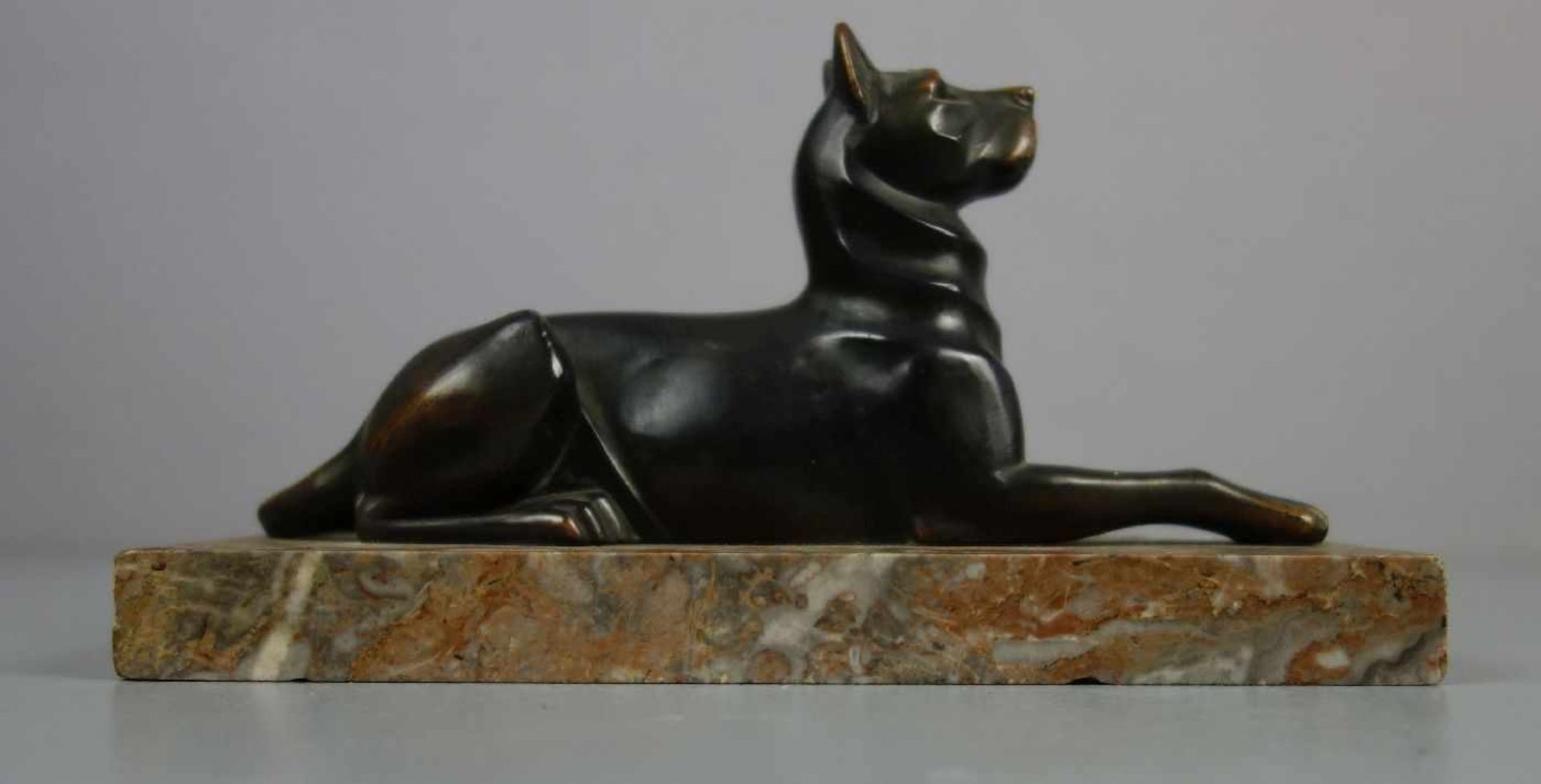 ART DÉCO - SKULPTUR: "Liegender Hund", bronzierter Zinkguss auf Marmorpostament, um 1920. In - Image 4 of 5